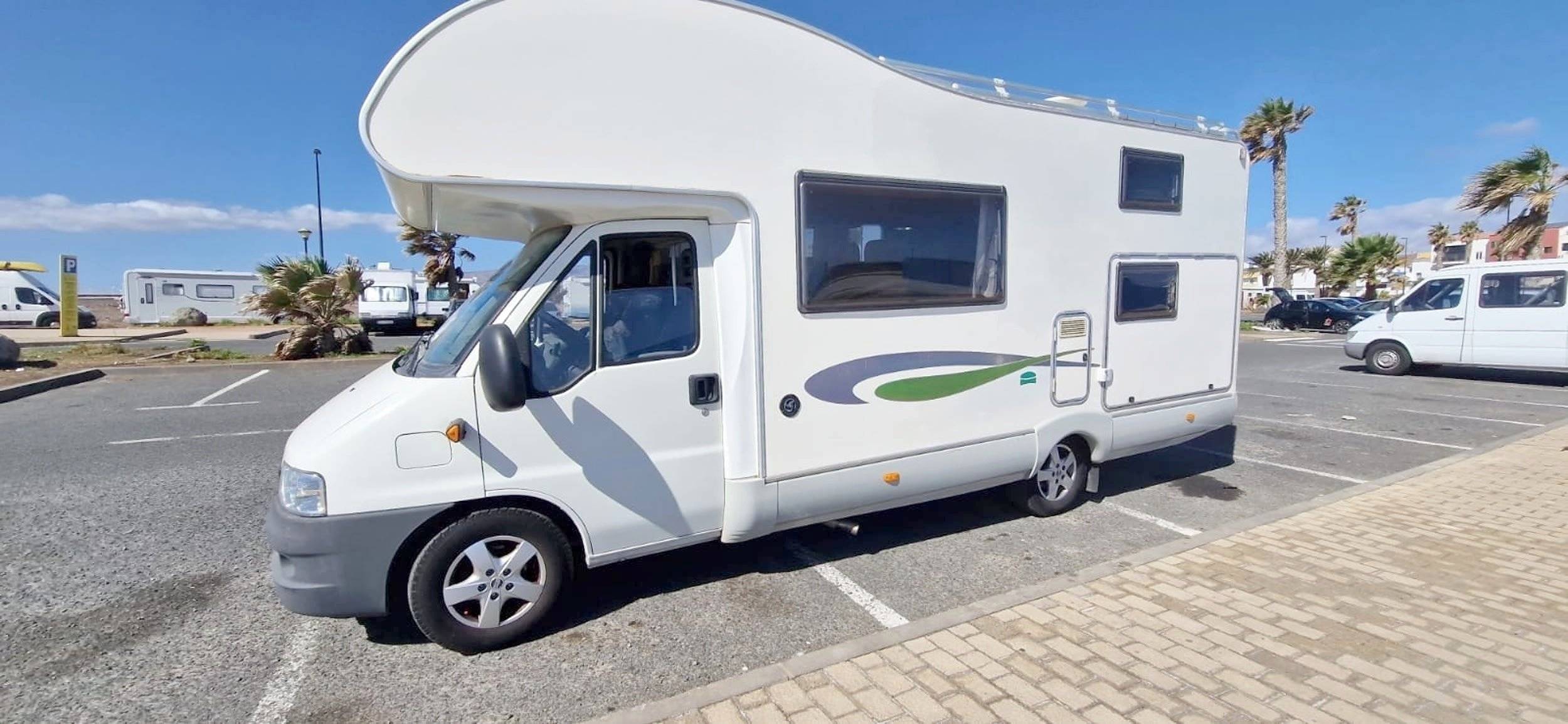 Front view from 3/4 Fiat Mac Louis - Yescapa