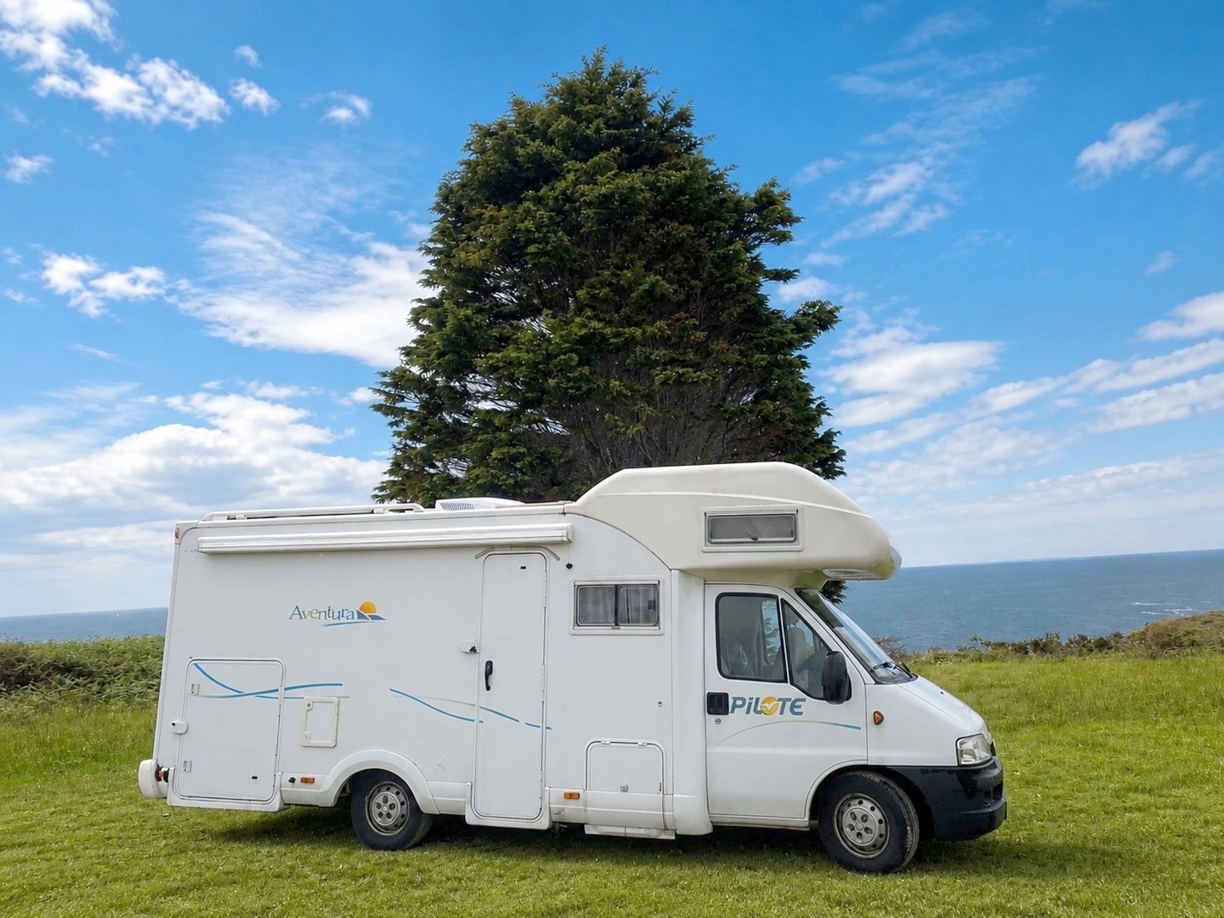 Vista del vehicle angle davanter Fiat Ducato 2.8 JTD - Yescapa