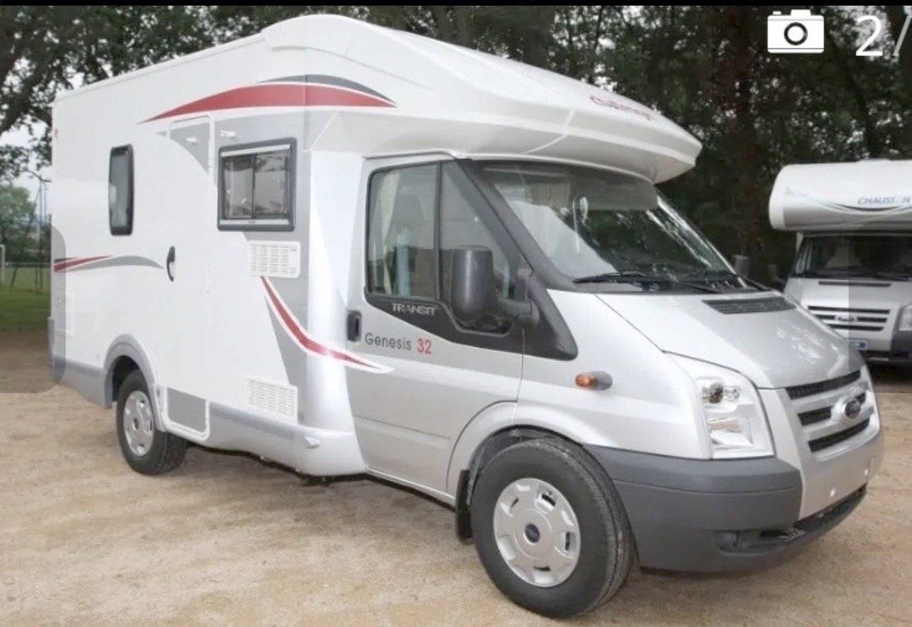 Vue avant de 3/4 Ford Transit 2,2 l 140 ch - Yescapa