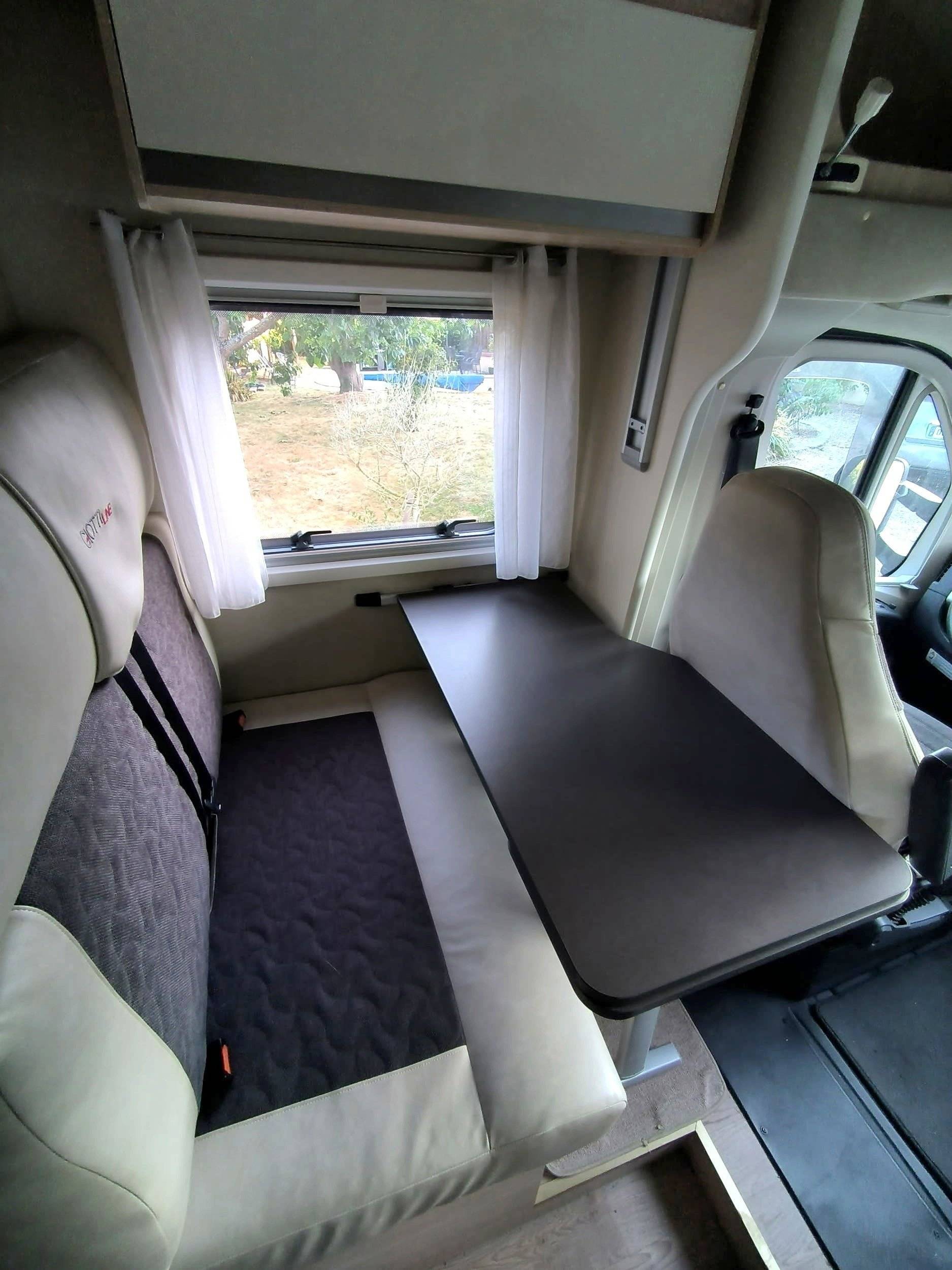 Dining Area Citroën Jumper 2,2 l 140 ch - Yescapa
