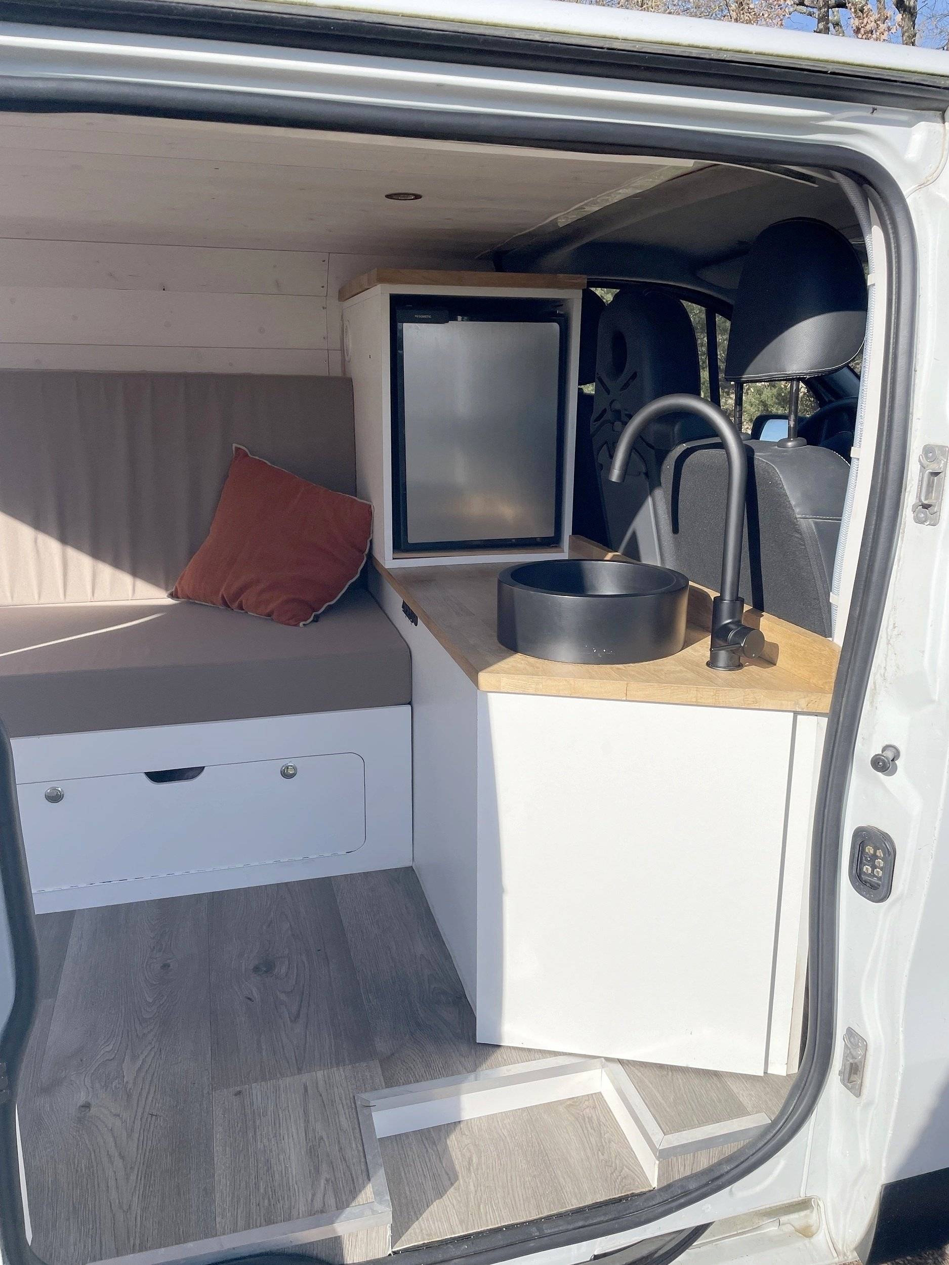 Dining Area Renault Trafic 1,6 l 115 ch - Yescapa