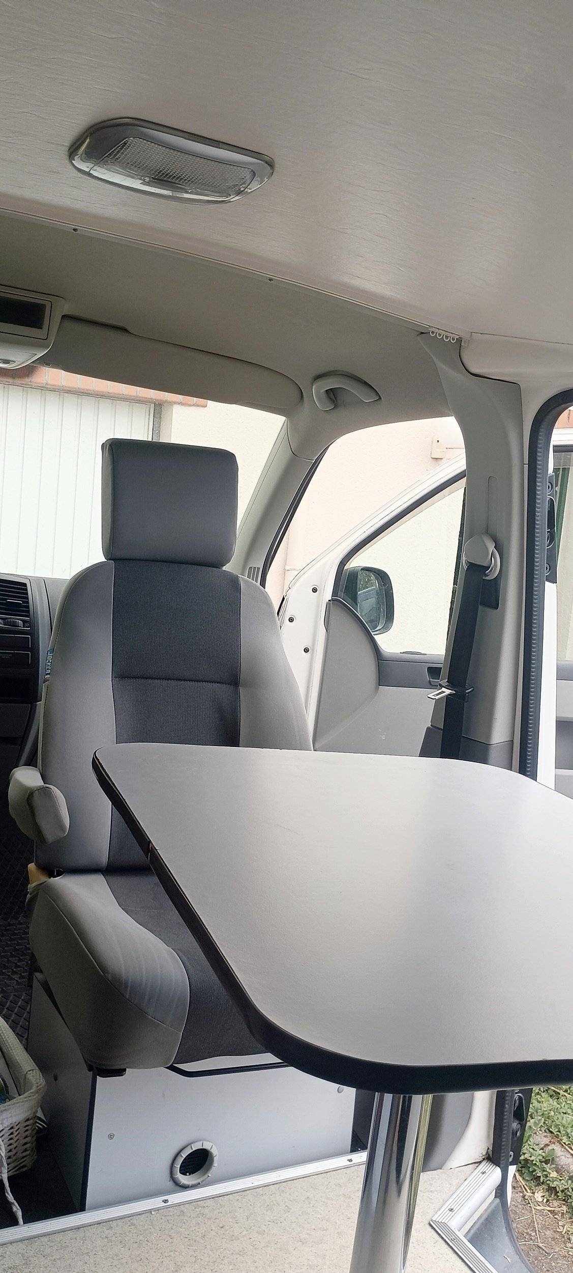 Dining Area Volkswagen T5 TDI 104 ch - Yescapa