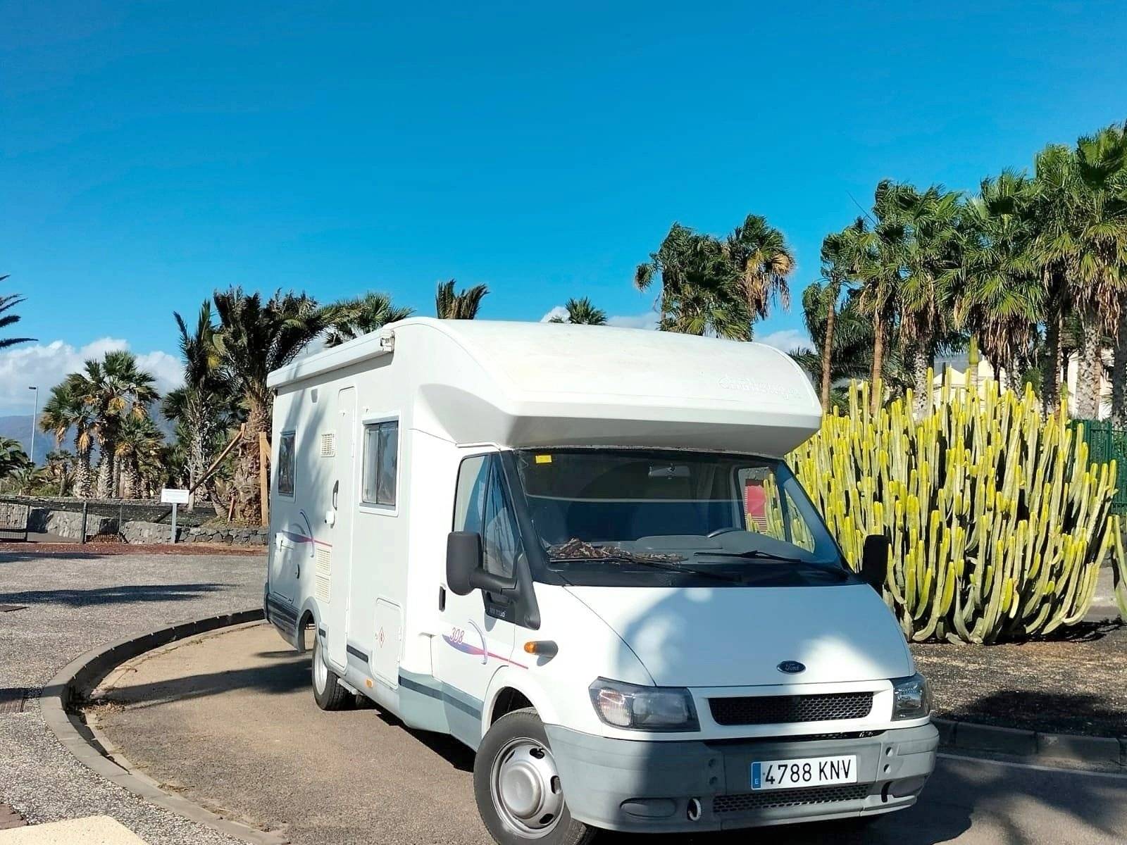 Front view from 3/4 Ford Transit 2,4 l TDCi 125 ch. - Yescapa