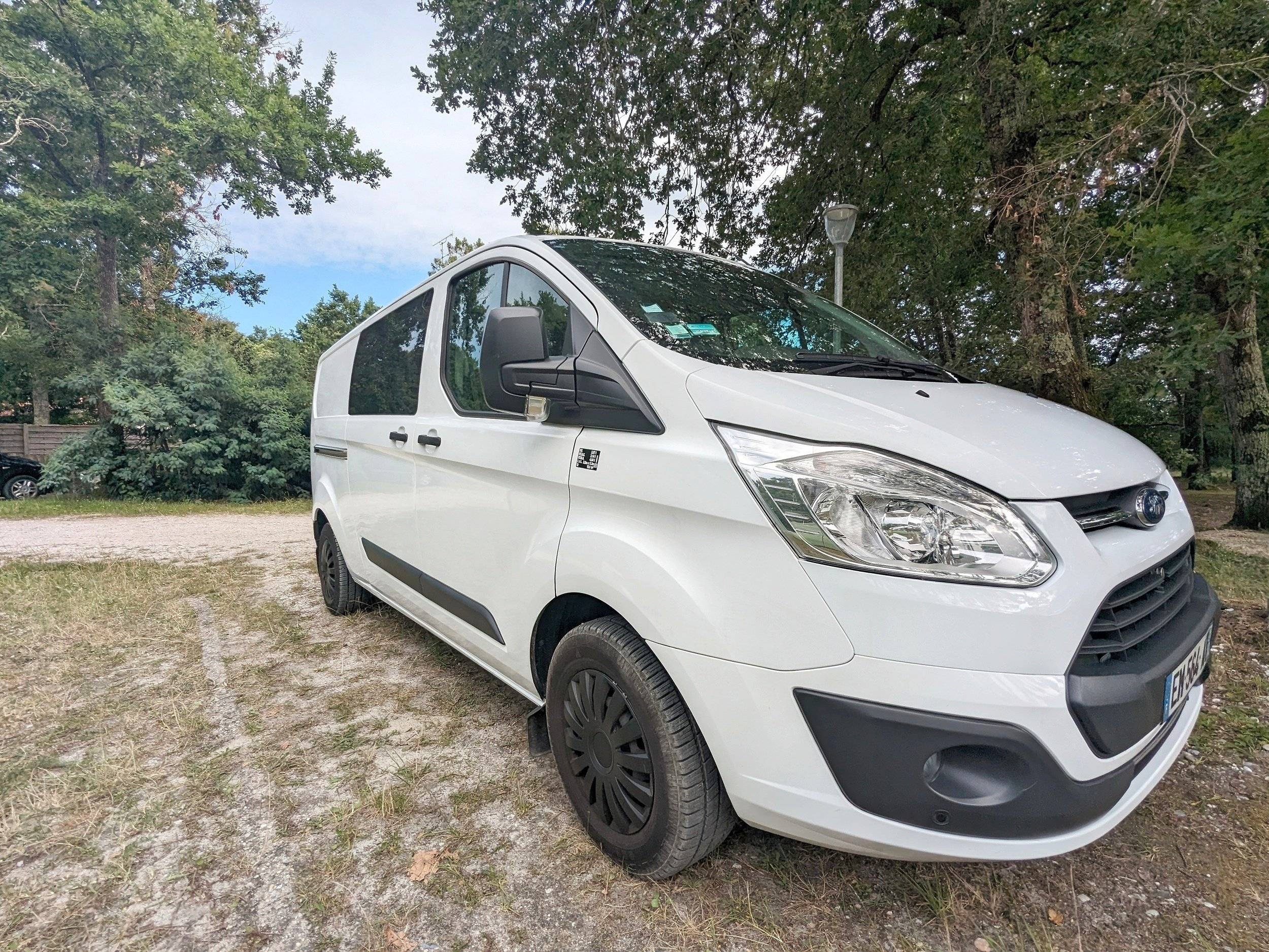 Voorkant 3/4 Ford Transit 2,0 l 130 ch - Yescapa