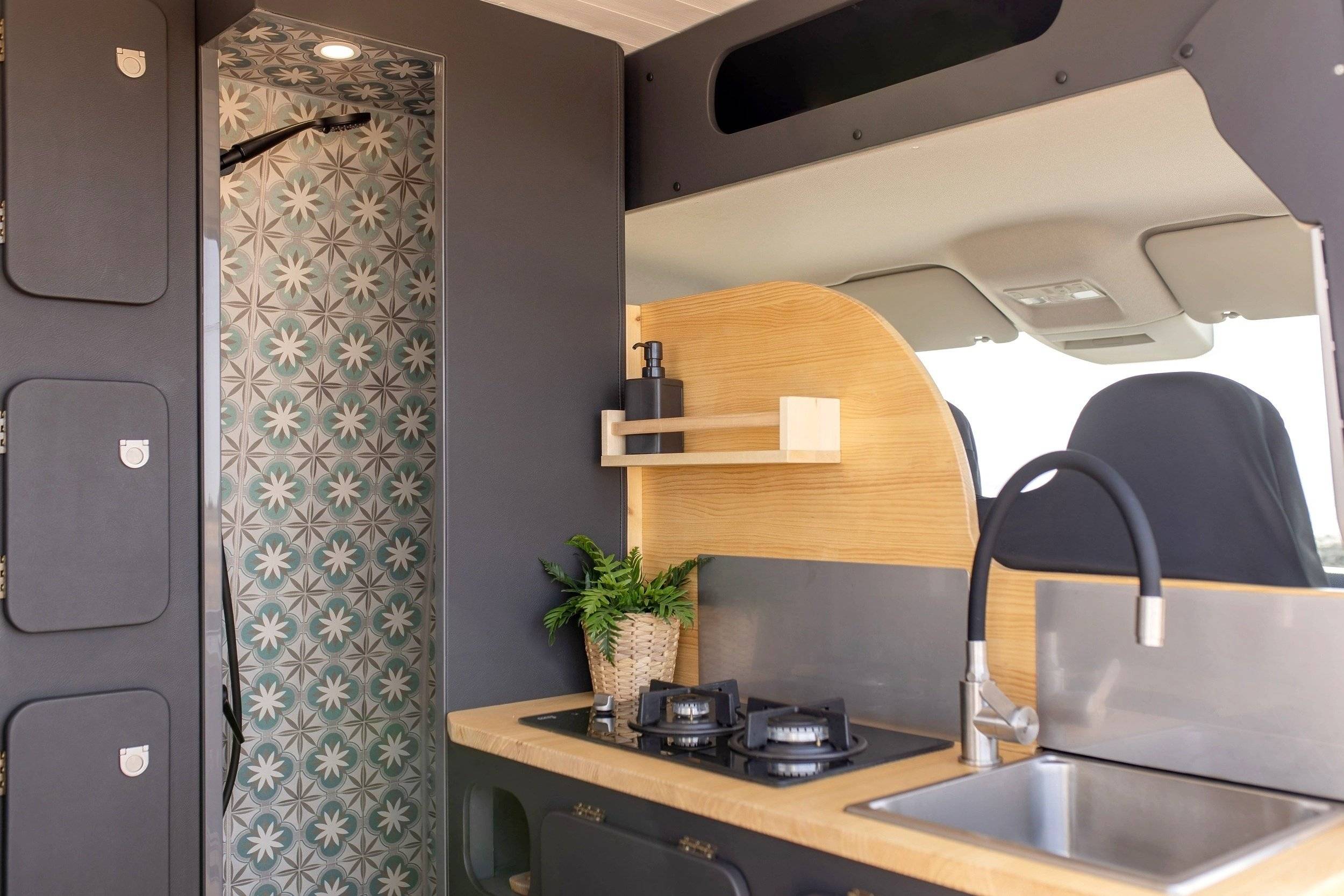 Dining Area Volkswagen - Yescapa