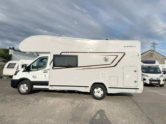 schräge Vorderansicht Ford Transit 2,0 l 130 ch - Yescapa