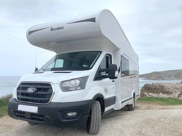 Vue avant de 3/4 Ford Transit 2,0 l 130 ch - Yescapa