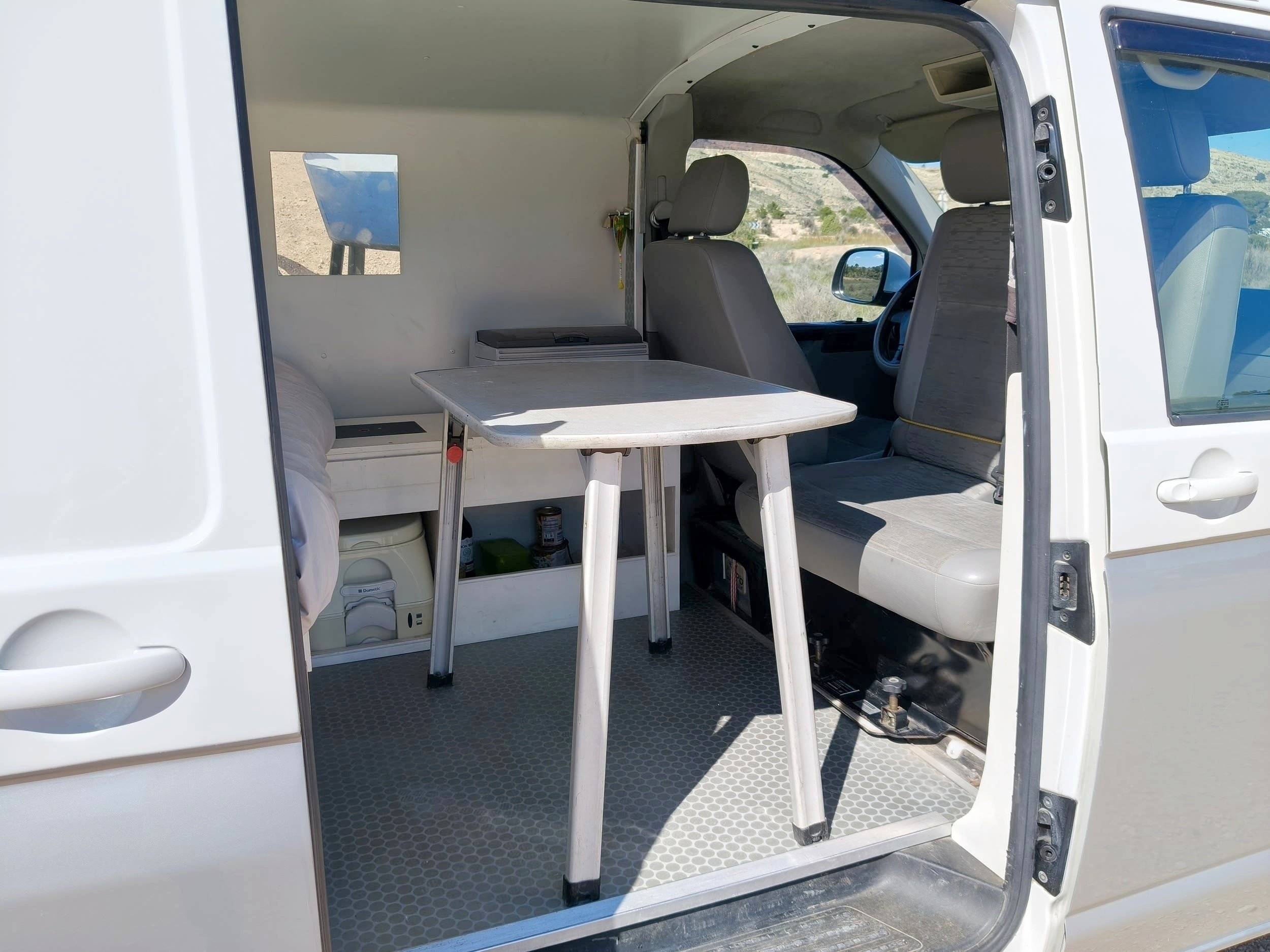 Coin repas Volkswagen T5 2 l 84 ch - Yescapa