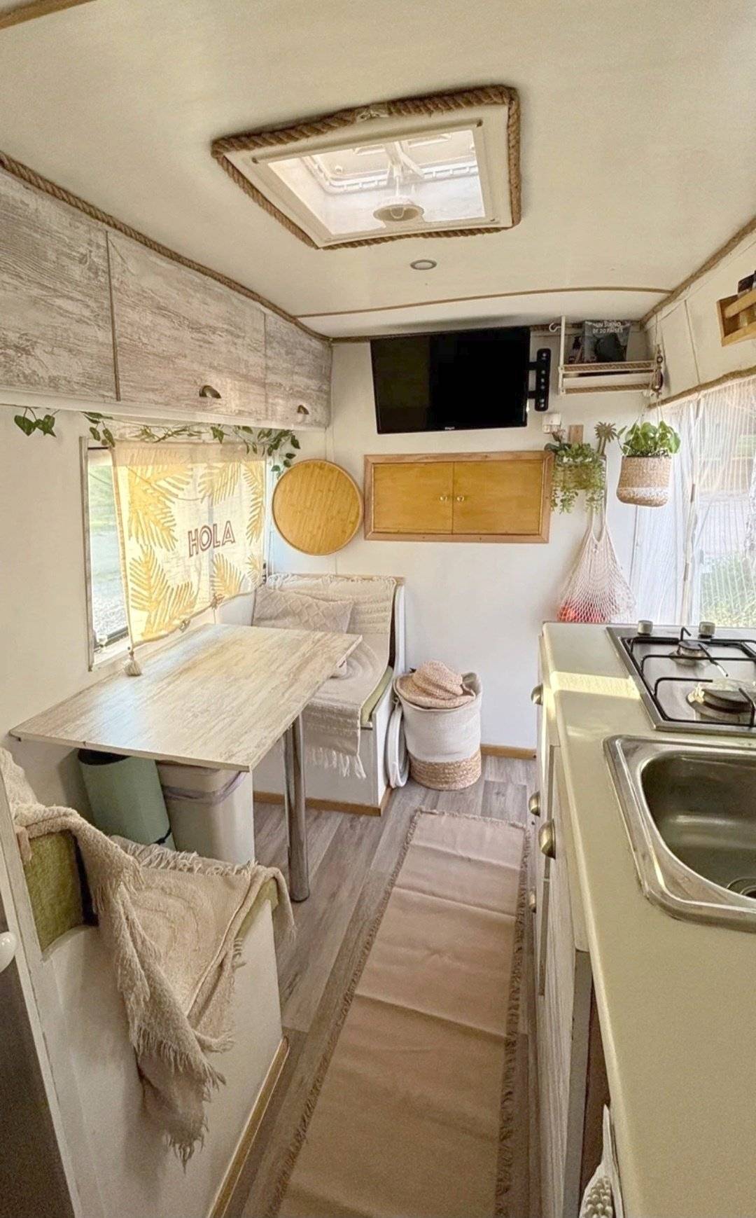 Dining Area Volkswagen LT35 - Yescapa