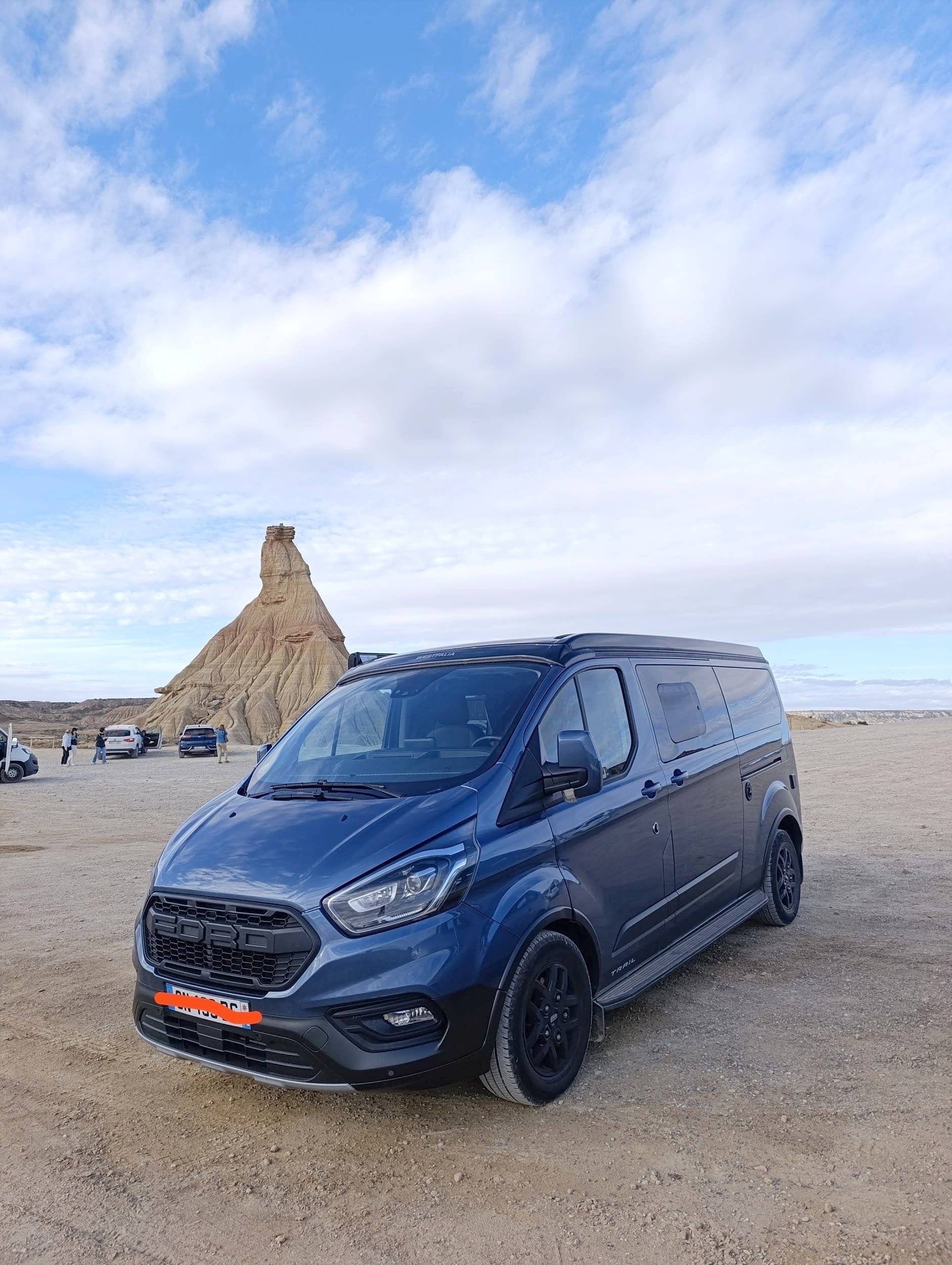 Vista frontale a ¾ Ford Ford Nugget - Yescapa