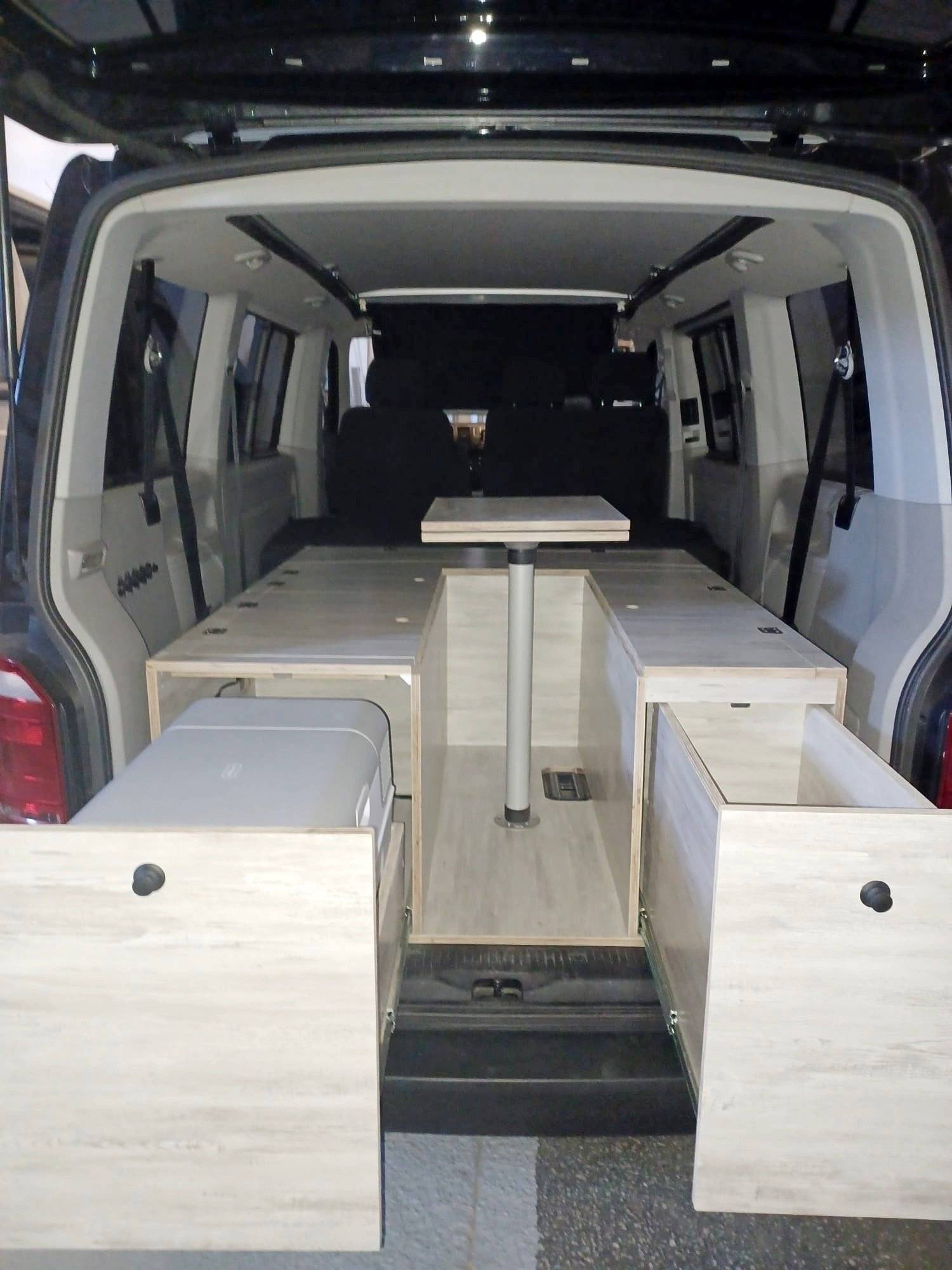 Área de jantar Volkswagen caravelle - Yescapa