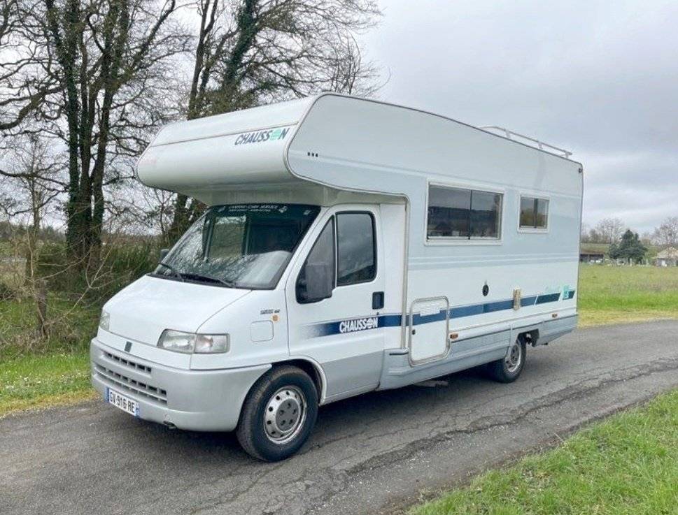 Vue avant de 3/4 Fiat FIAT DUCATO 2.5 TD - Yescapa