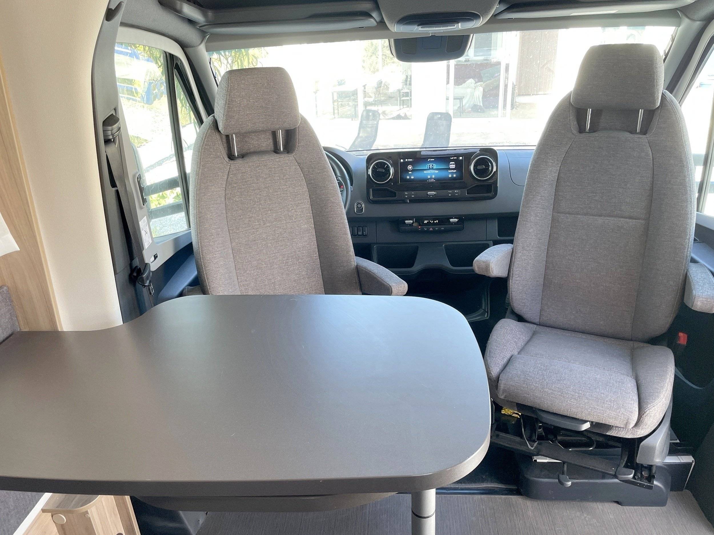 Dining Area Mercedes Mercedes Benz Sprinter 4x4 316 CDI - Yescapa