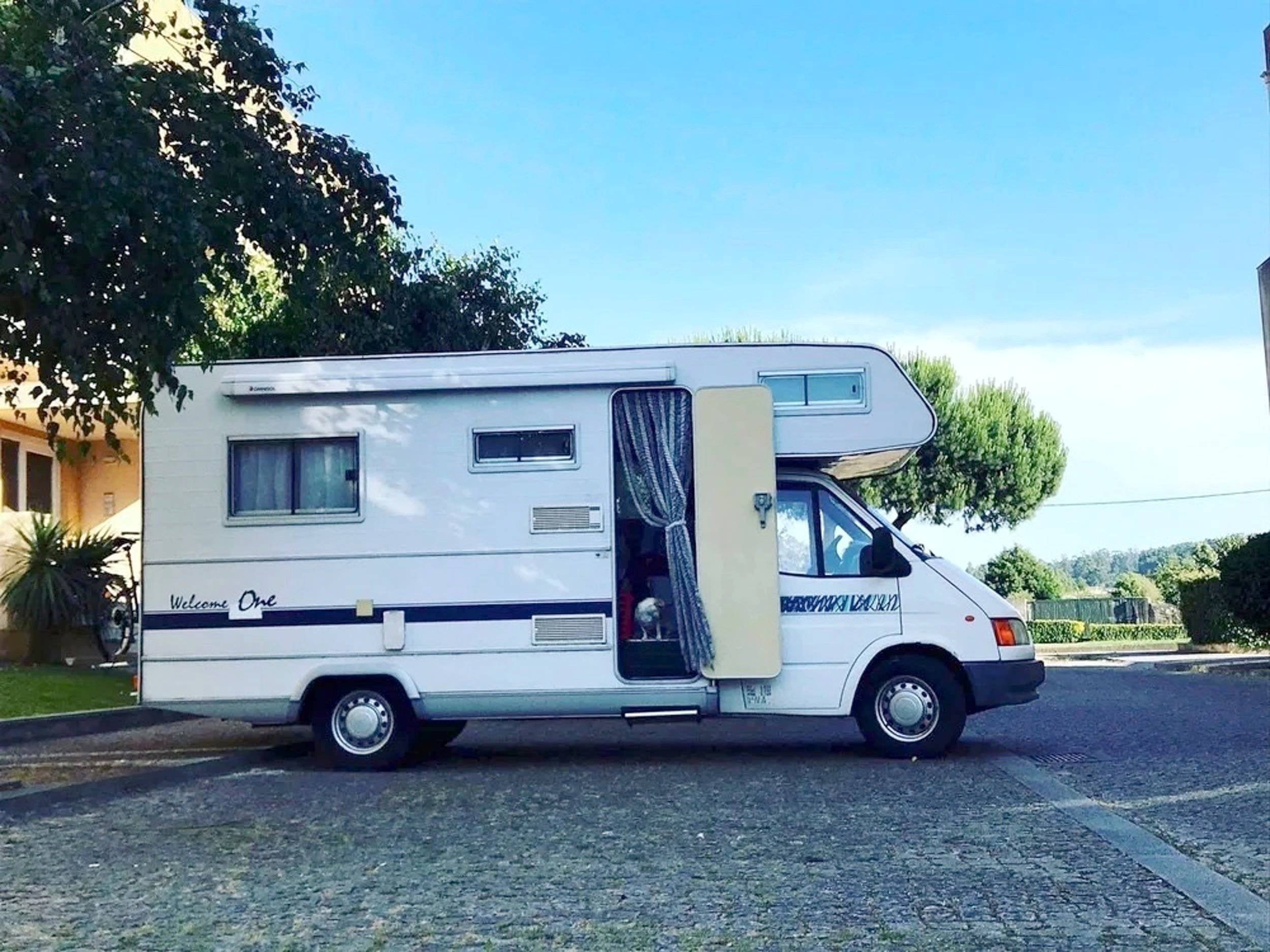 Vue avant de 3/4 Ford ford transit - Yescapa