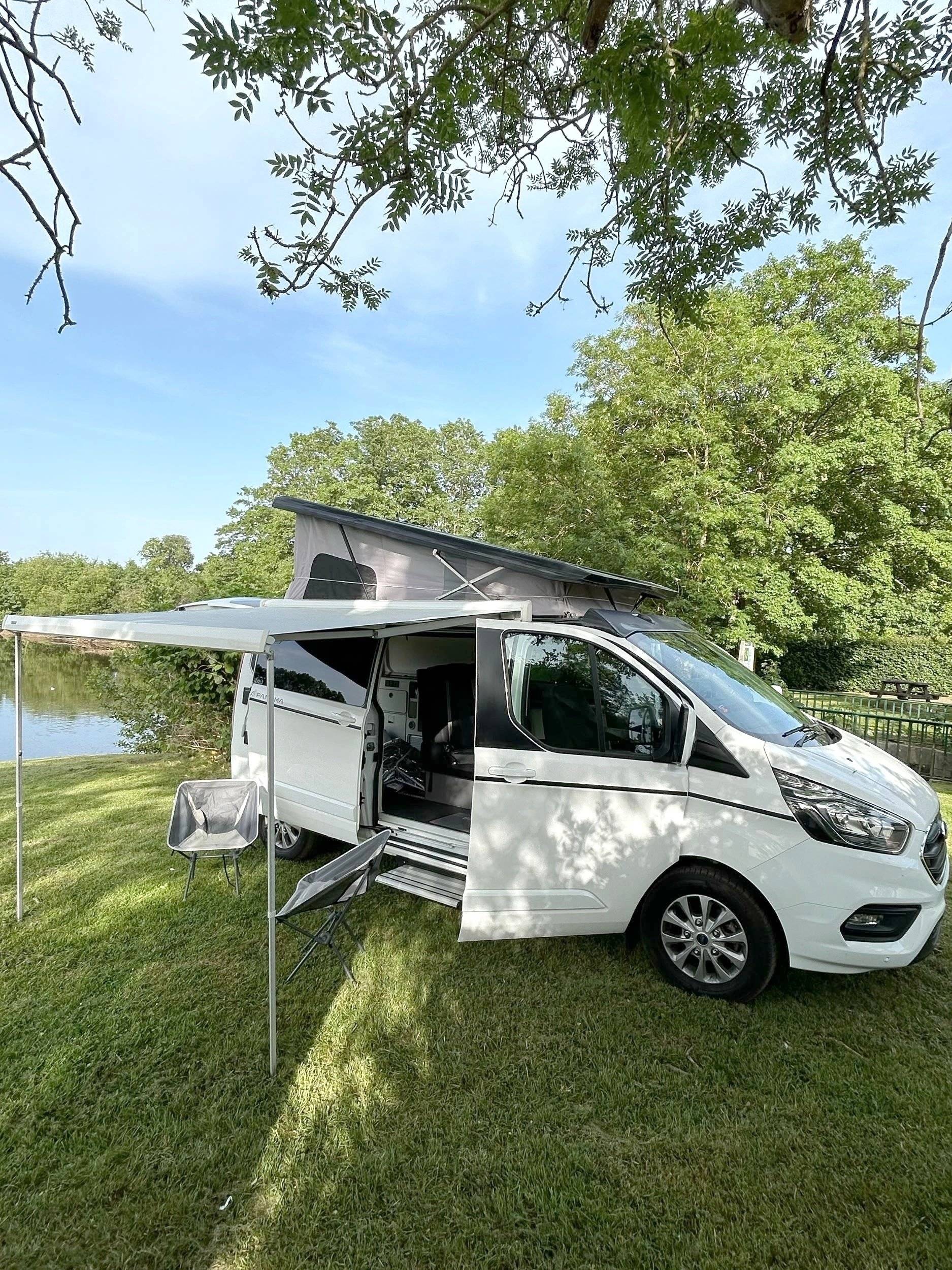 Vista del vehículo ángulo delantero Ford Transit Custom 2,0 l 130 ch - Yescapa
