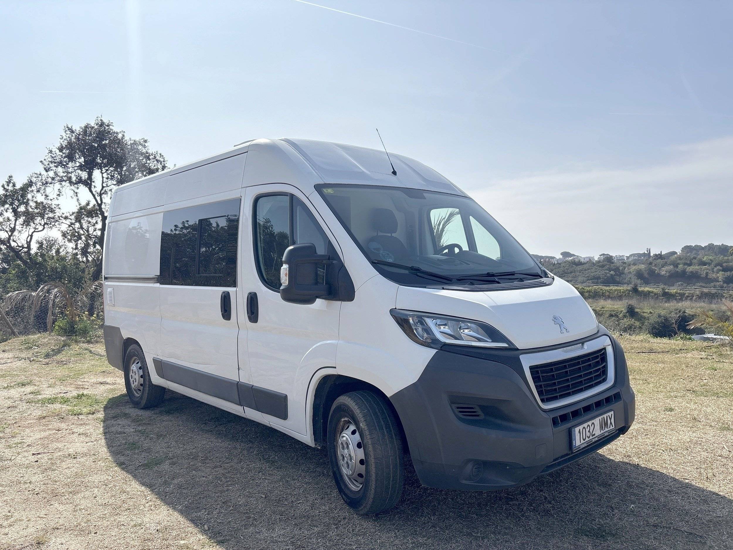 Vue avant de 3/4 Peugeot Boxer 2,0 l 130 ch - Yescapa