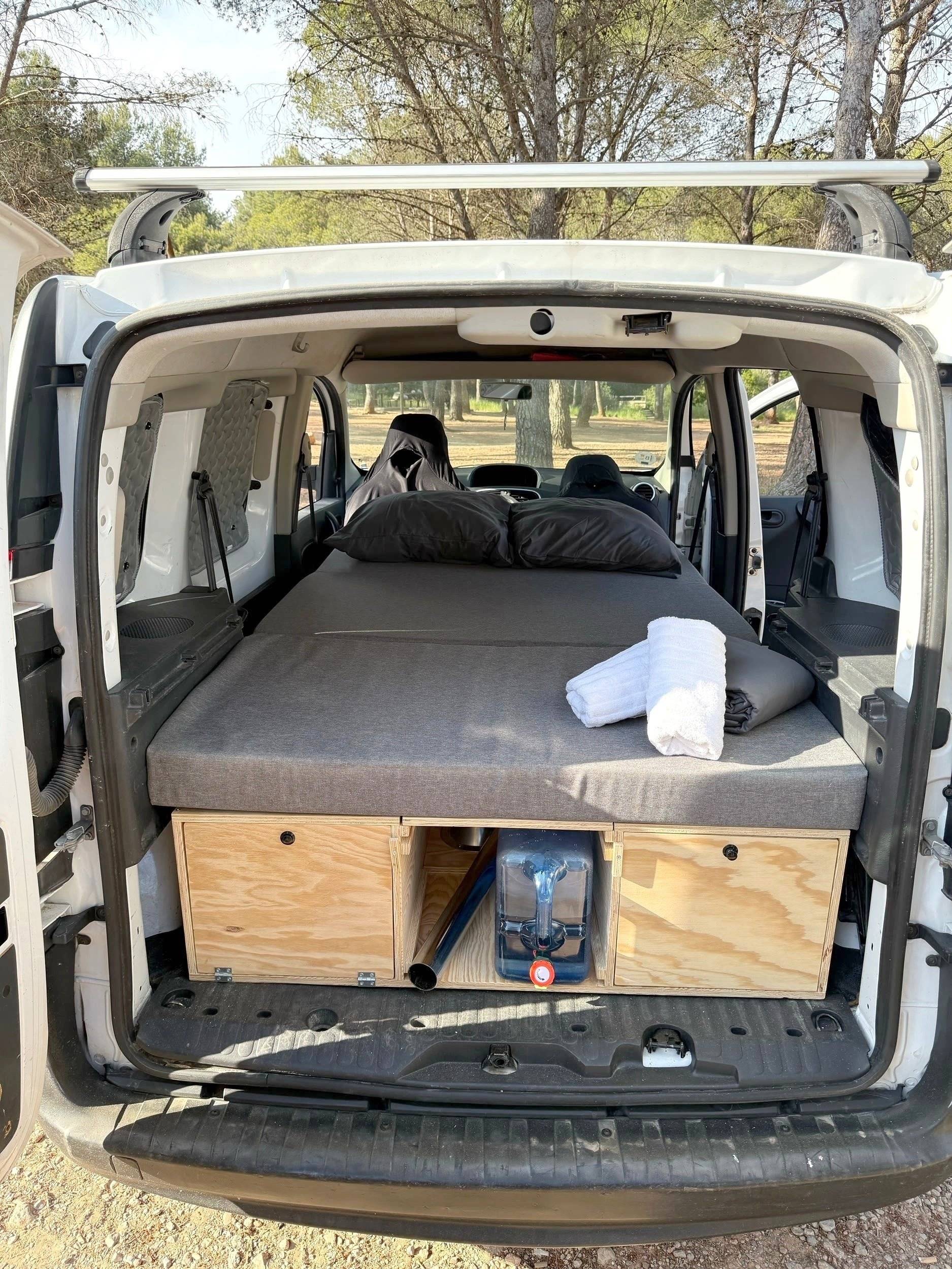 Dining Area Renault Kangoo 1,5 l DCI 105 ch - Yescapa