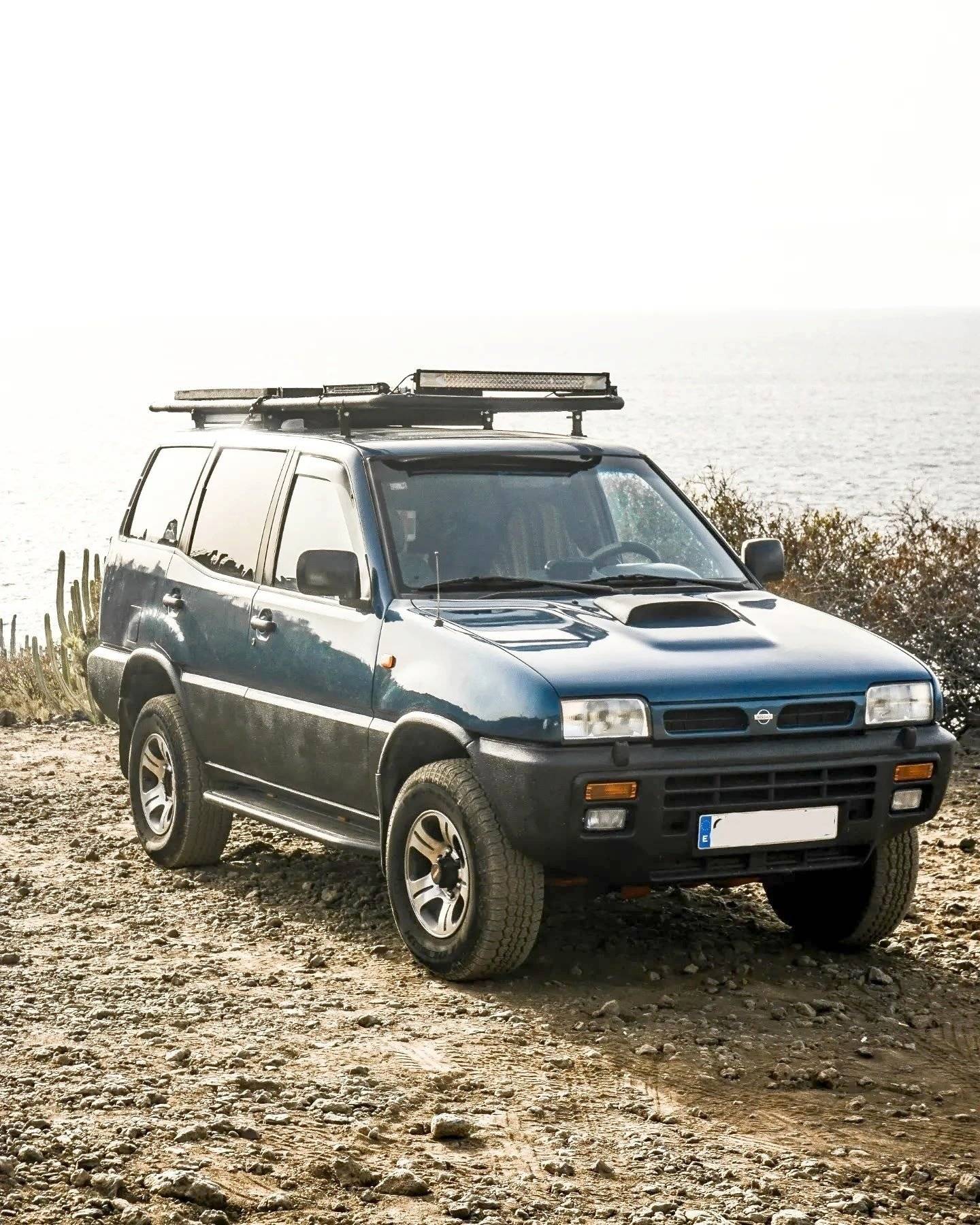 Vista frontale a ¾ Nissan Nissan terrano 2.7 tdi 5 puertas - Yescapa