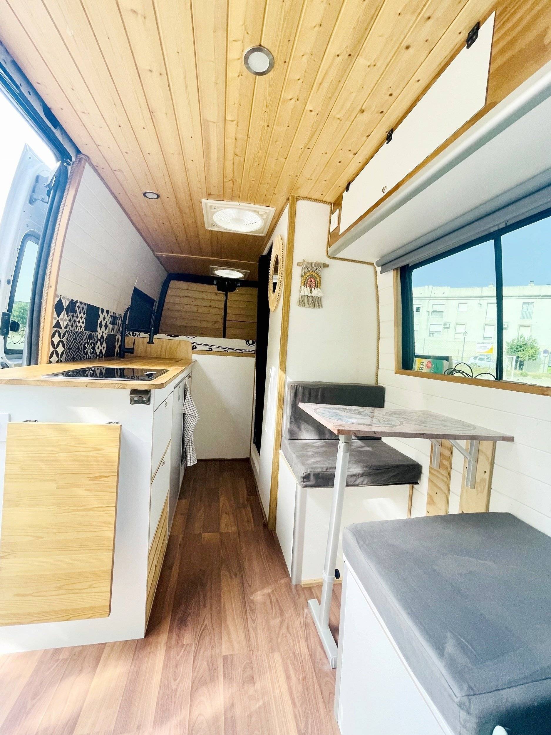 Área de jantar Renault Master 2,3 l 150 ch - Yescapa