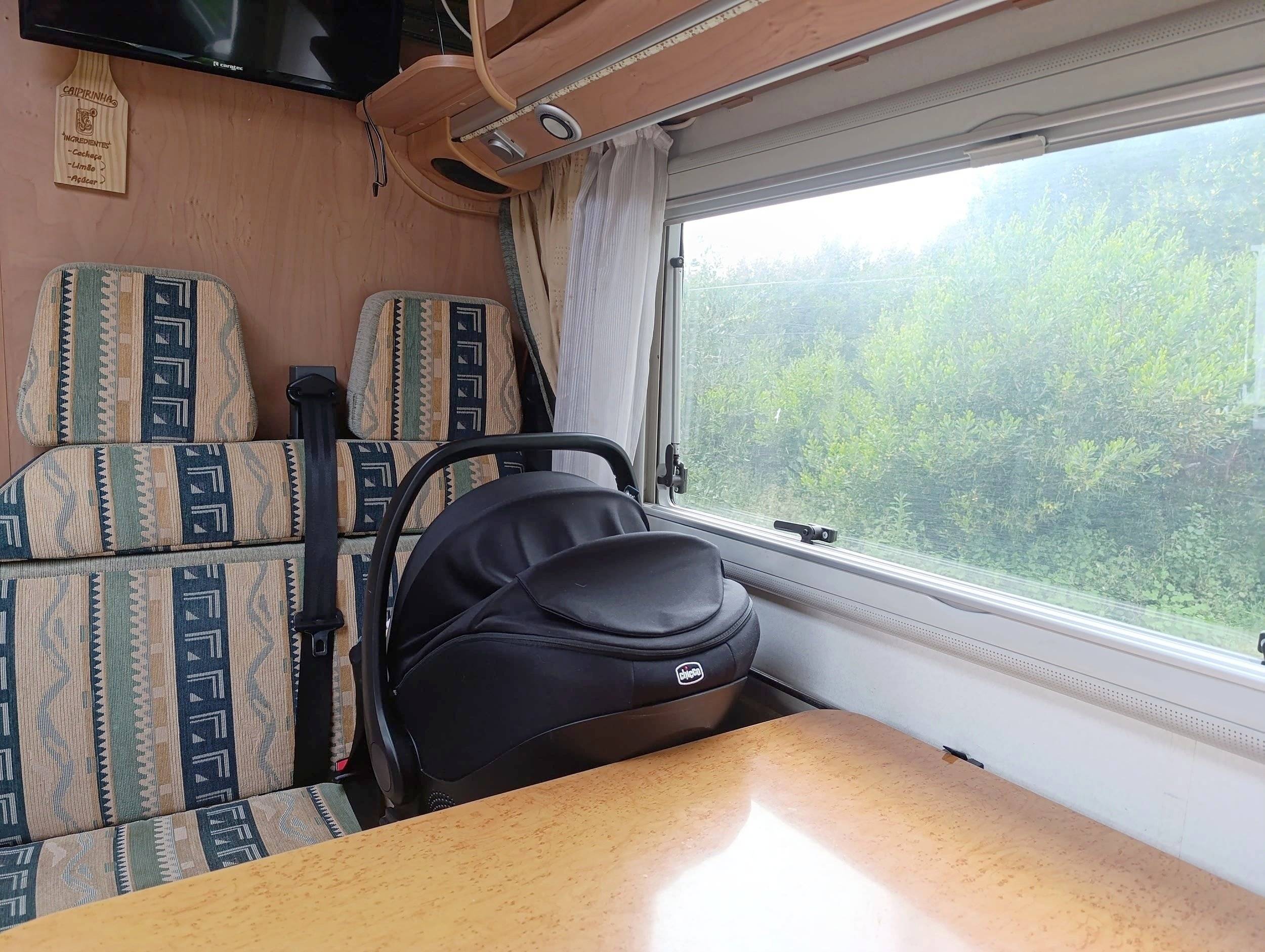 Área de jantar Fiat Ducato 2.8 jtd - Yescapa