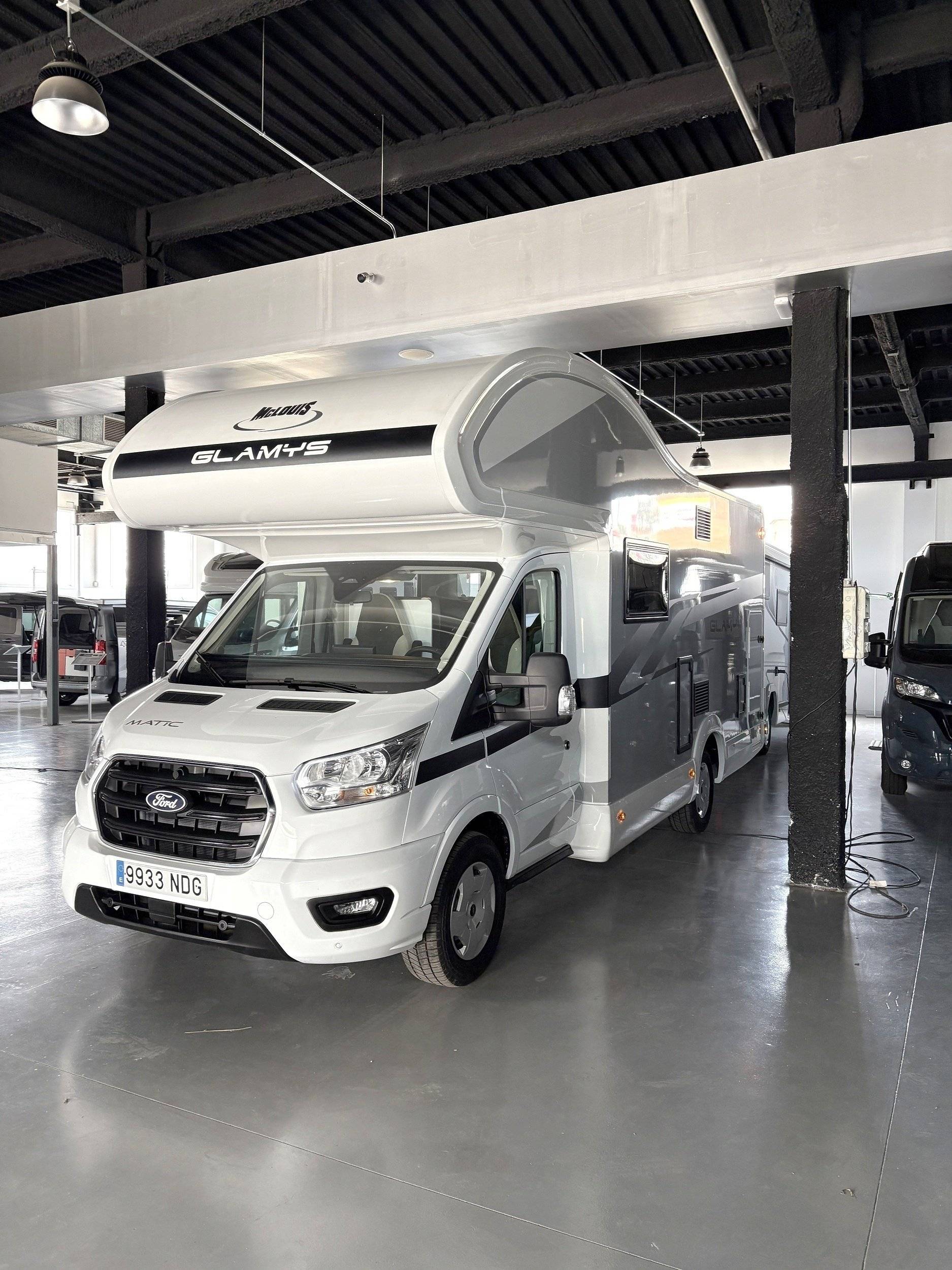 Vue avant de 3/4 Ford Ford - Yescapa