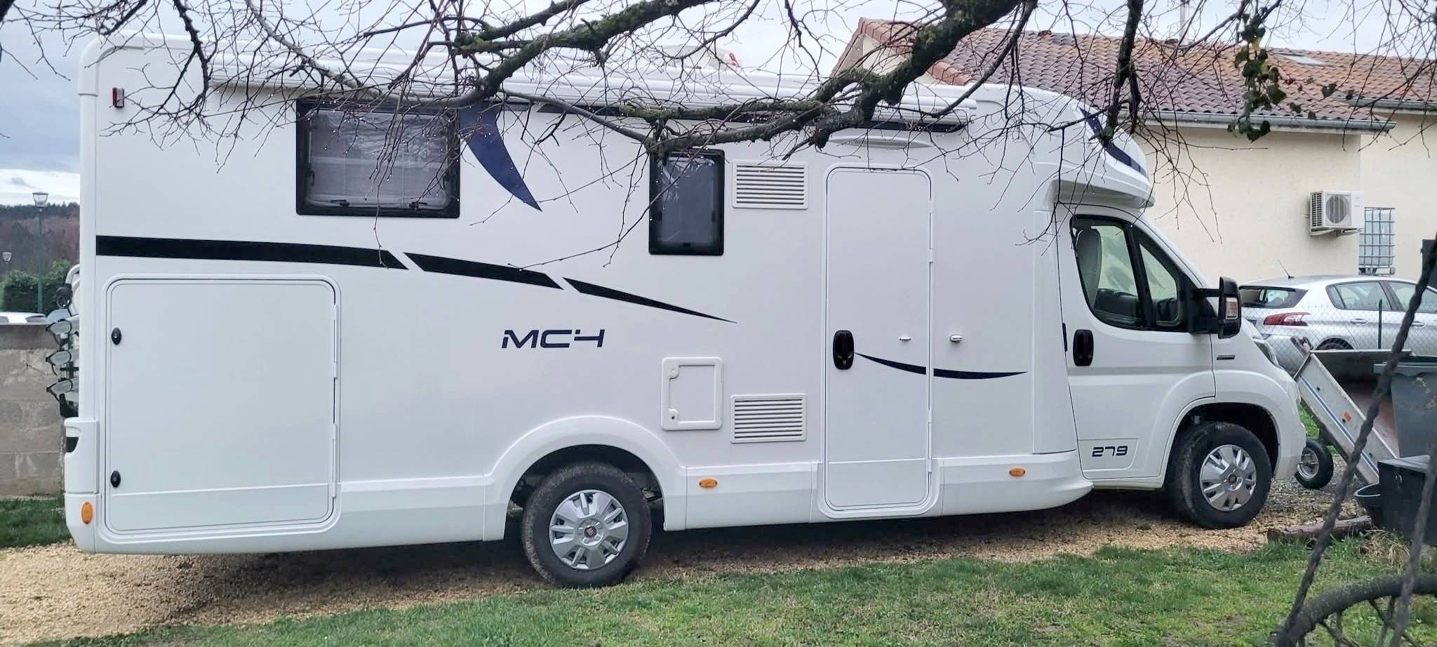 Vista frontale a ¾ Fiat - Yescapa