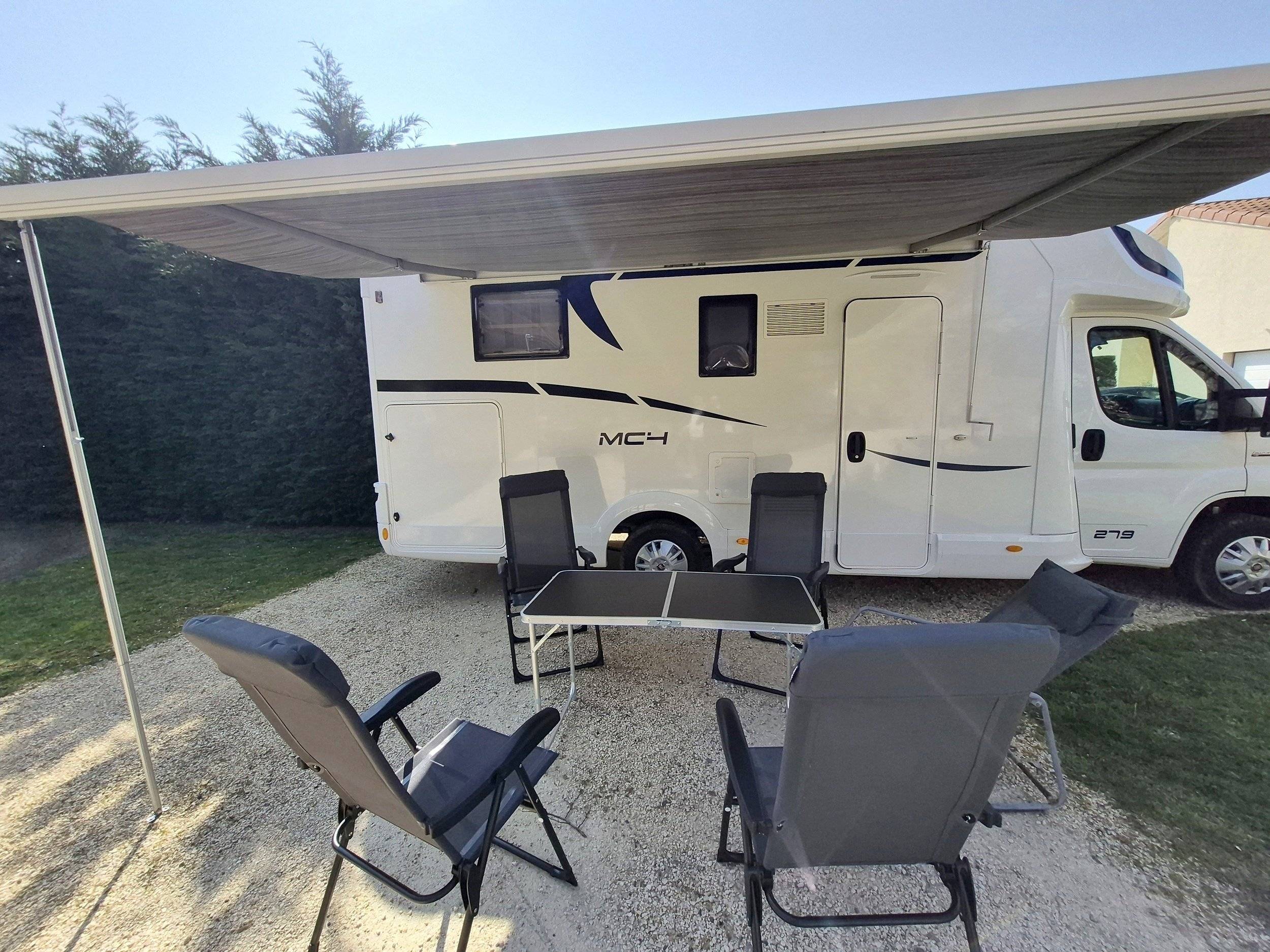 Vue avant de 3/4 Fiat - Yescapa