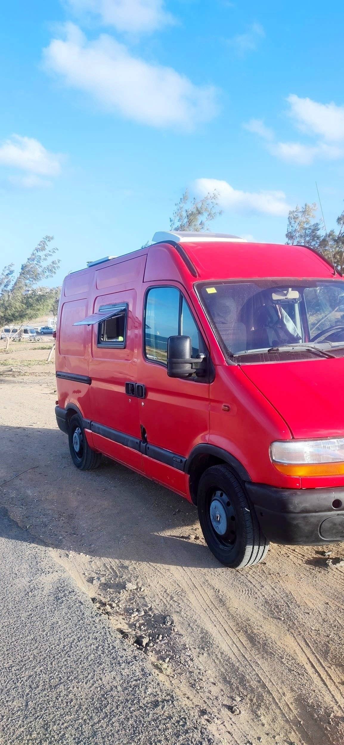 Vista del vehicle angle davanter Renault Master 2,5 l dCi 120 ch. - Yescapa