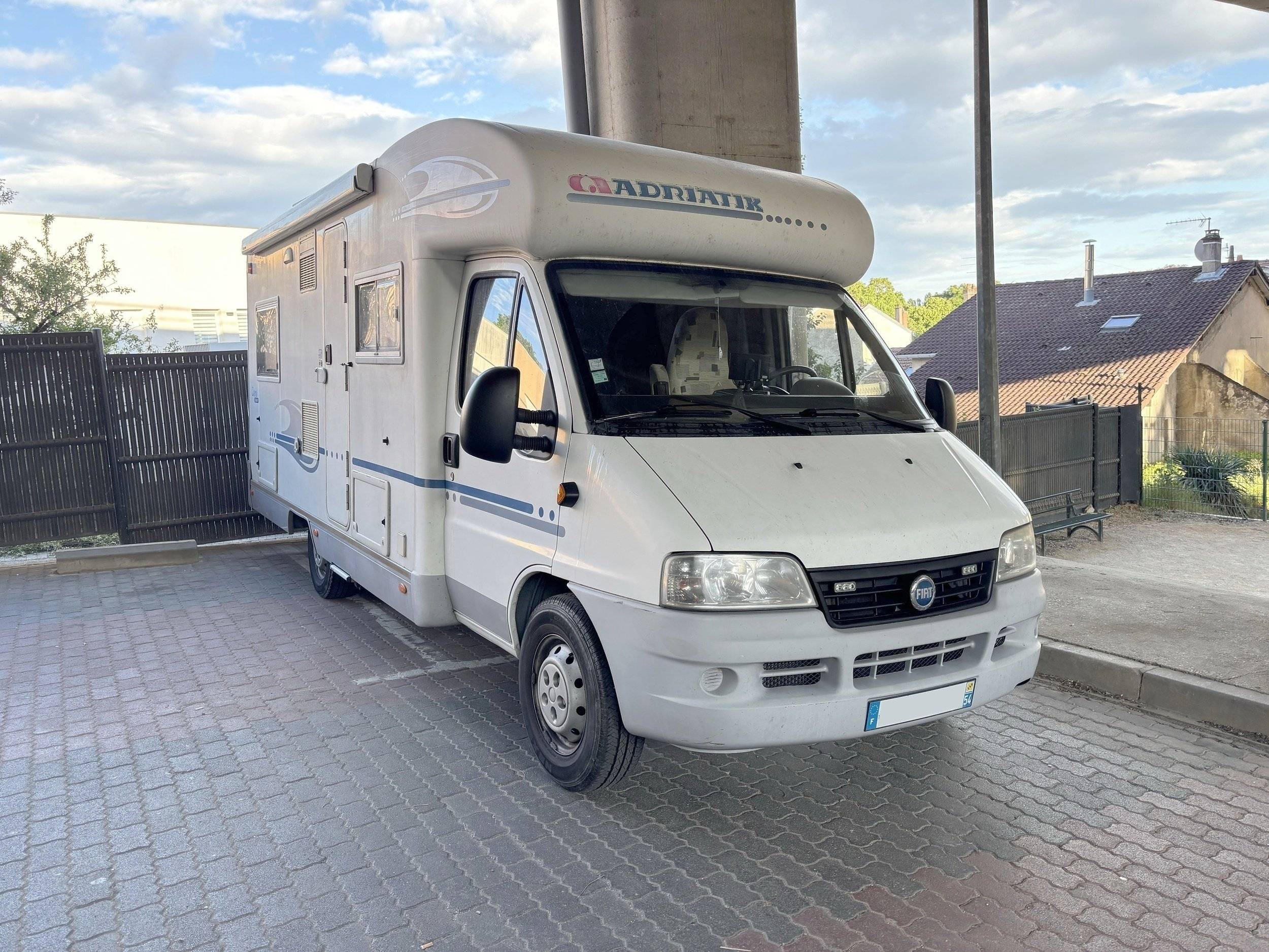 schräge Vorderansicht Fiat Fiat Ducato Multijet 2.3 130CV - Yescapa