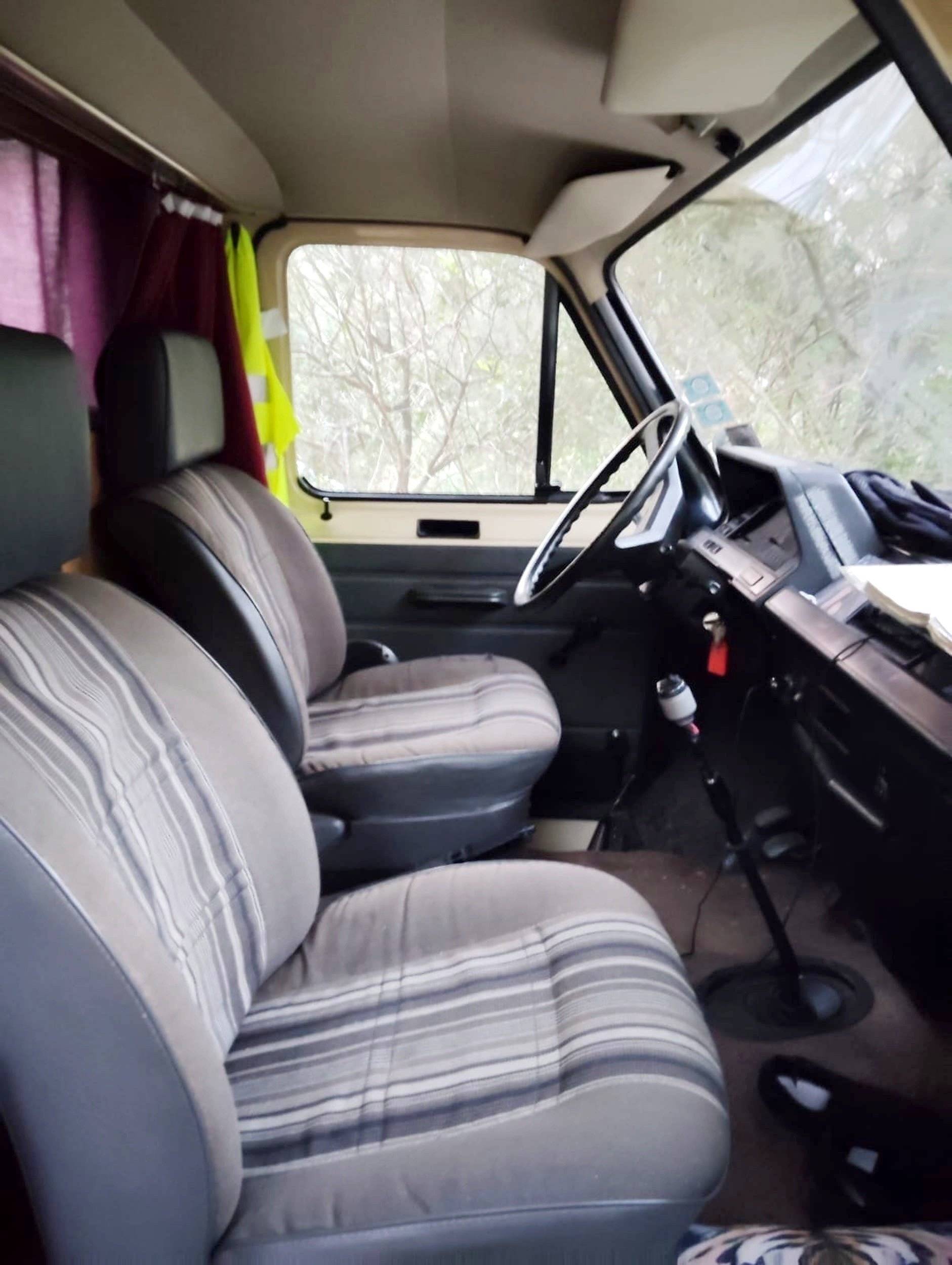 Fahrerbereich Ford Transit 2,0 l 72 ch - Yescapa