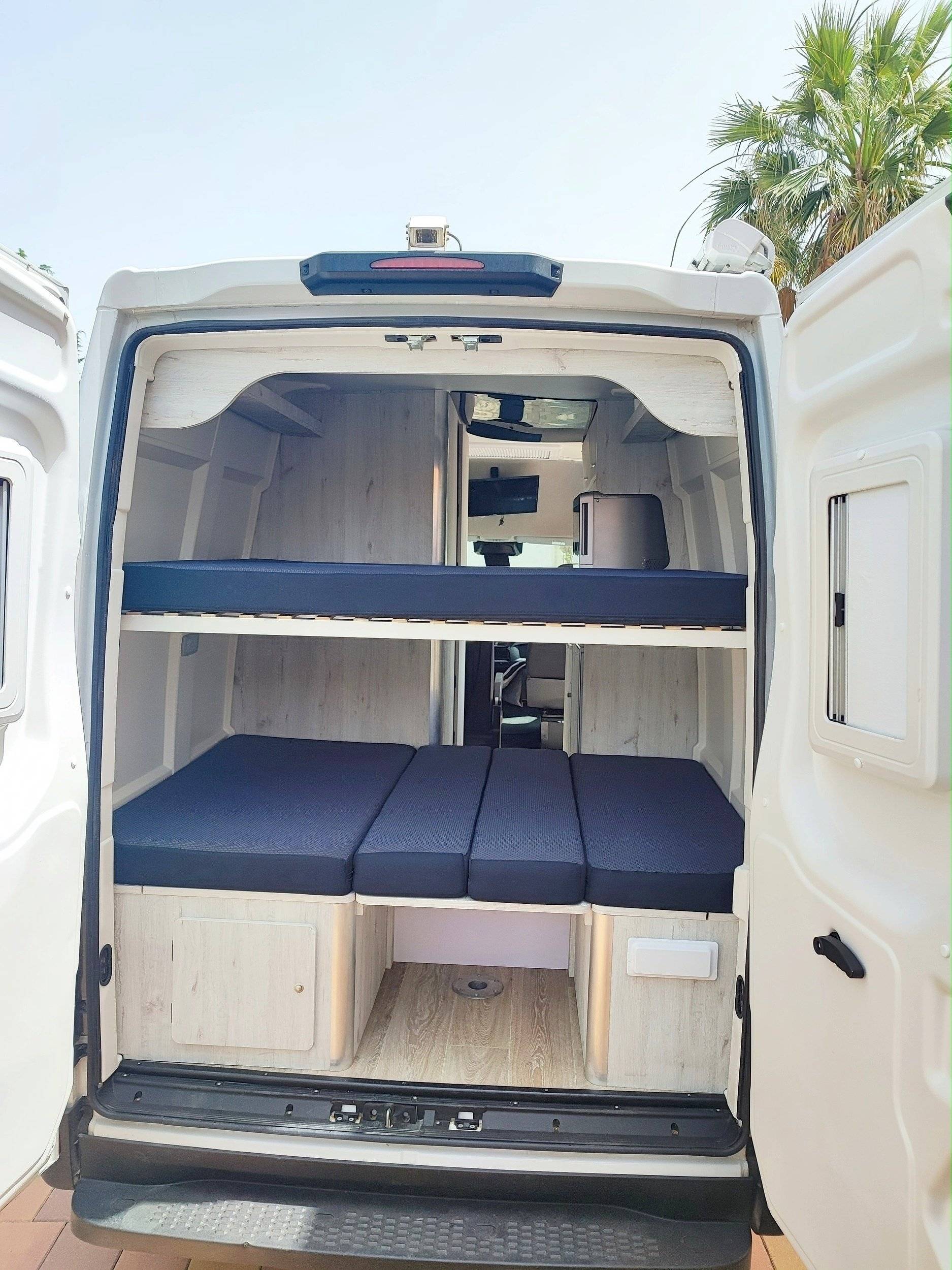 Couchages Iveco Iveco Daily 35S16A8V,Hi-Matic,Klima,ZV,Radio BT - Yescapa