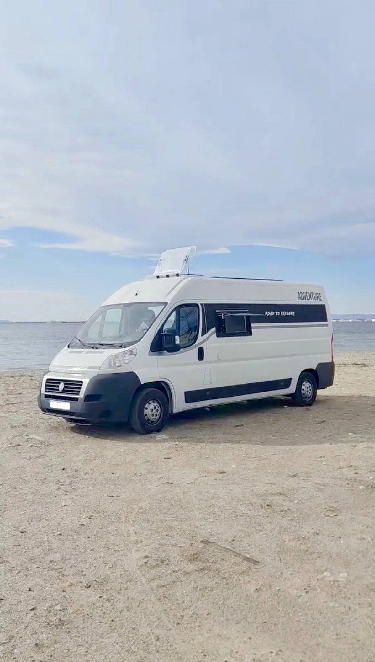 schräge Vorderansicht Fiat 2,3 l 130 ch - Yescapa