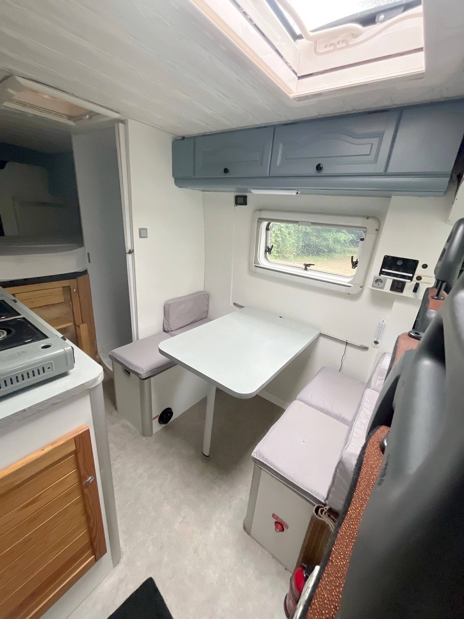 Área de jantar Fiat Ducato 3,0 l 160 ch - Yescapa