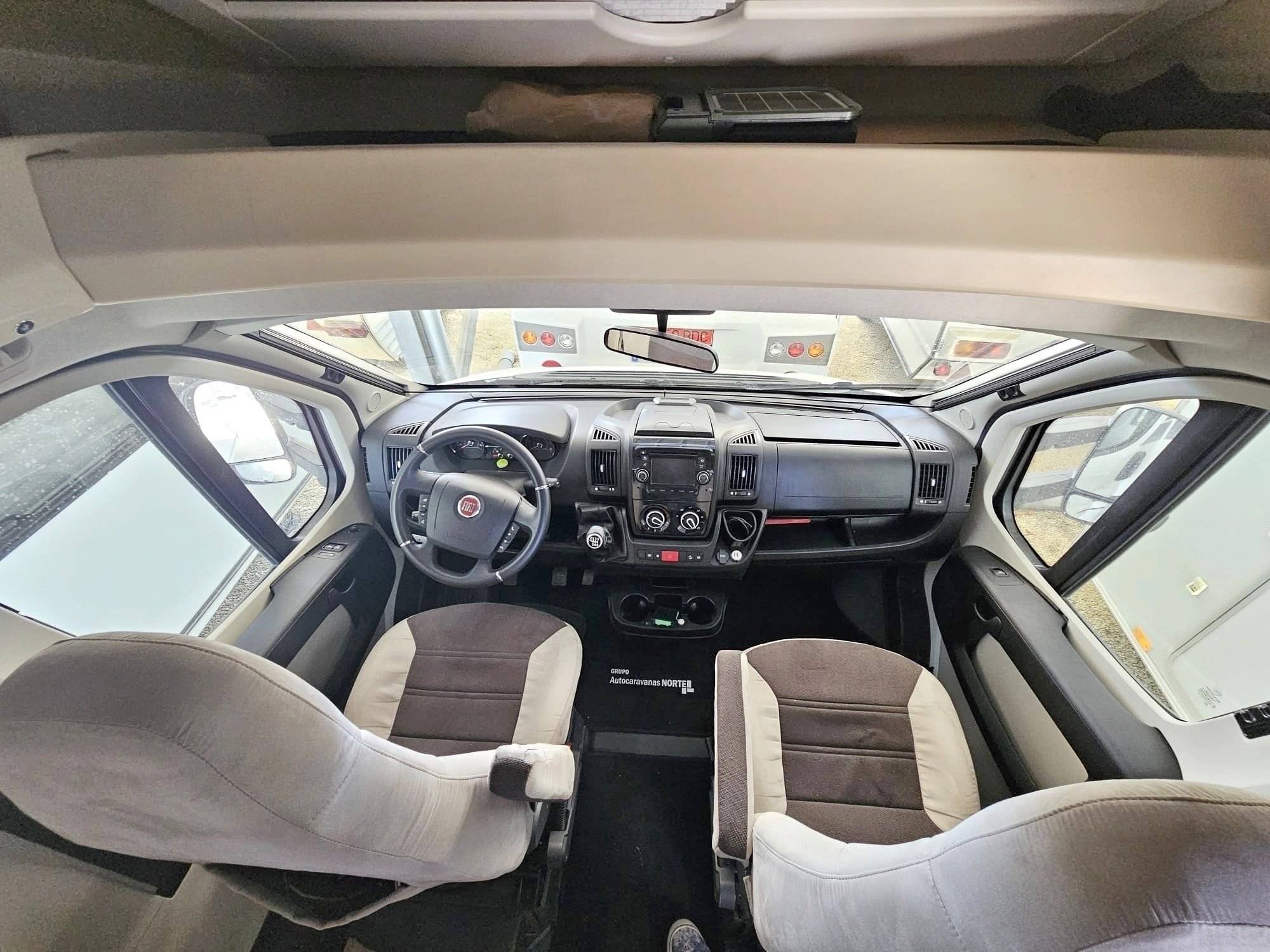 Vista de 3/4 Fiat Ducato 2,2 140cv - Yescapa
