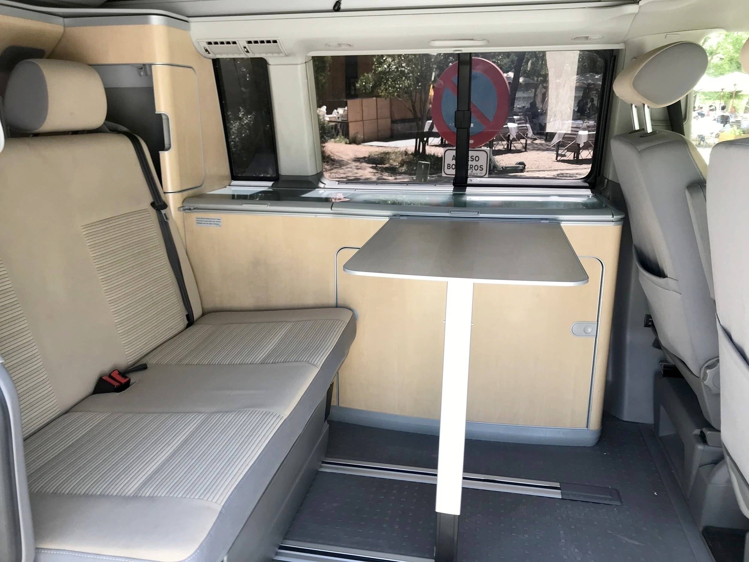 Comedor Volkswagen Volkswagen T5 California 174ch - Yescapa