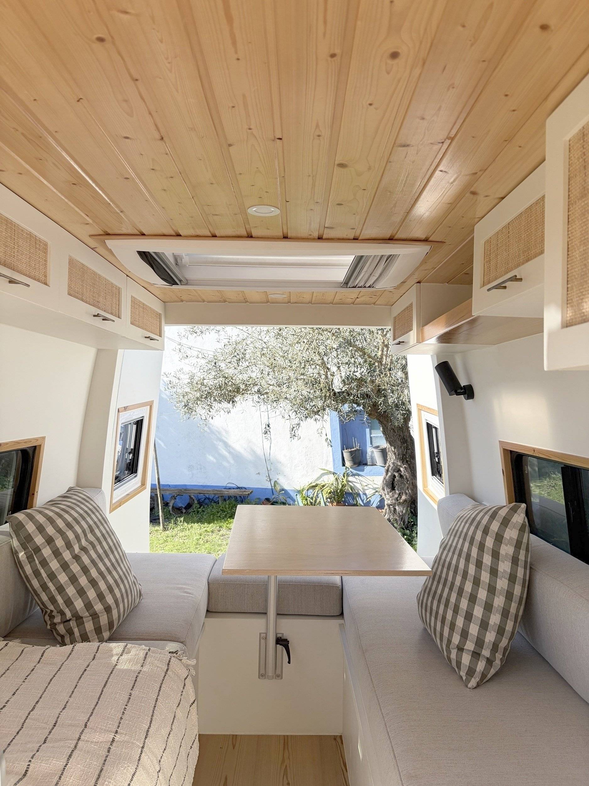 Menjador Volkswagen Crafter - Yescapa