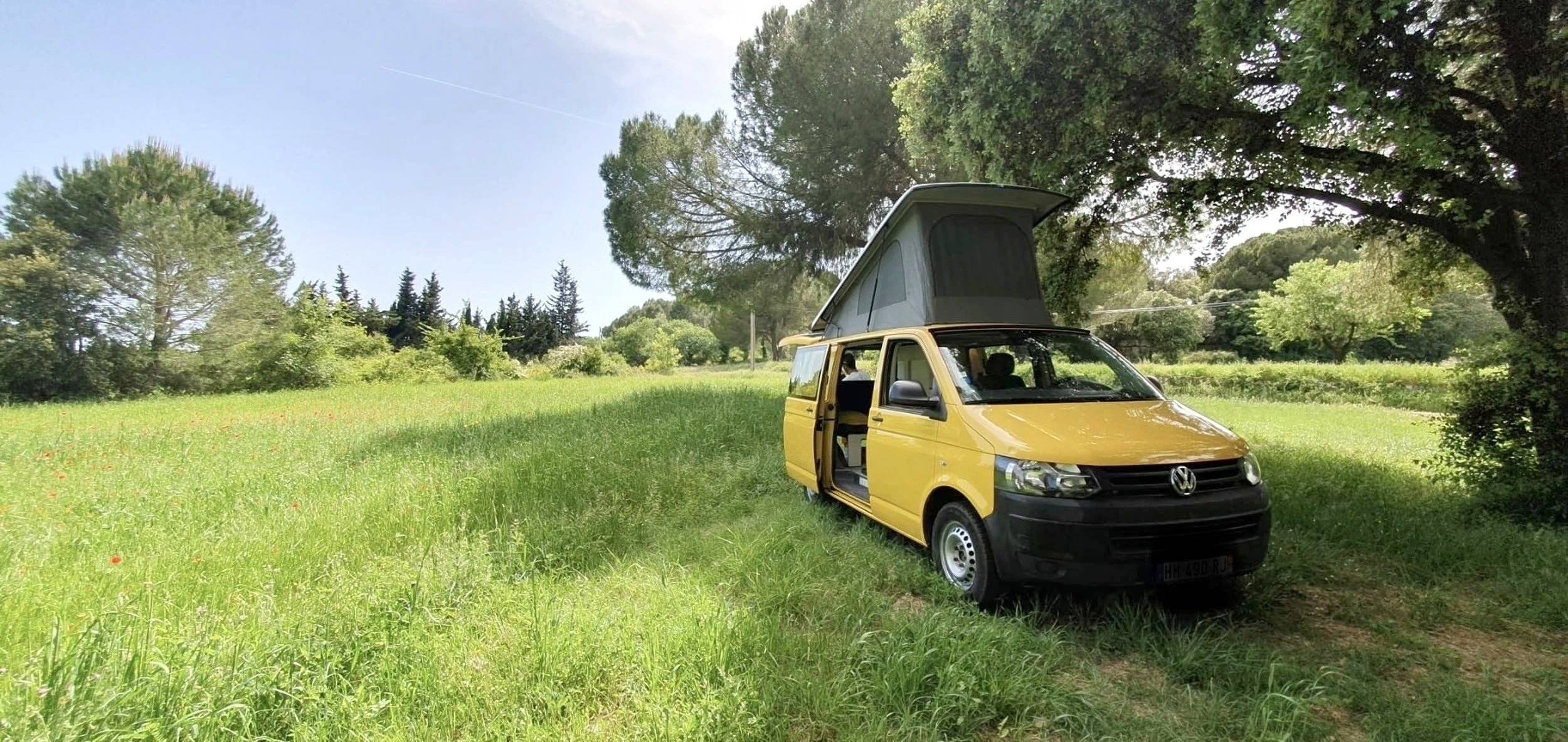 Front view from 3/4 Volkswagen T5 2 l 84 ch - Yescapa