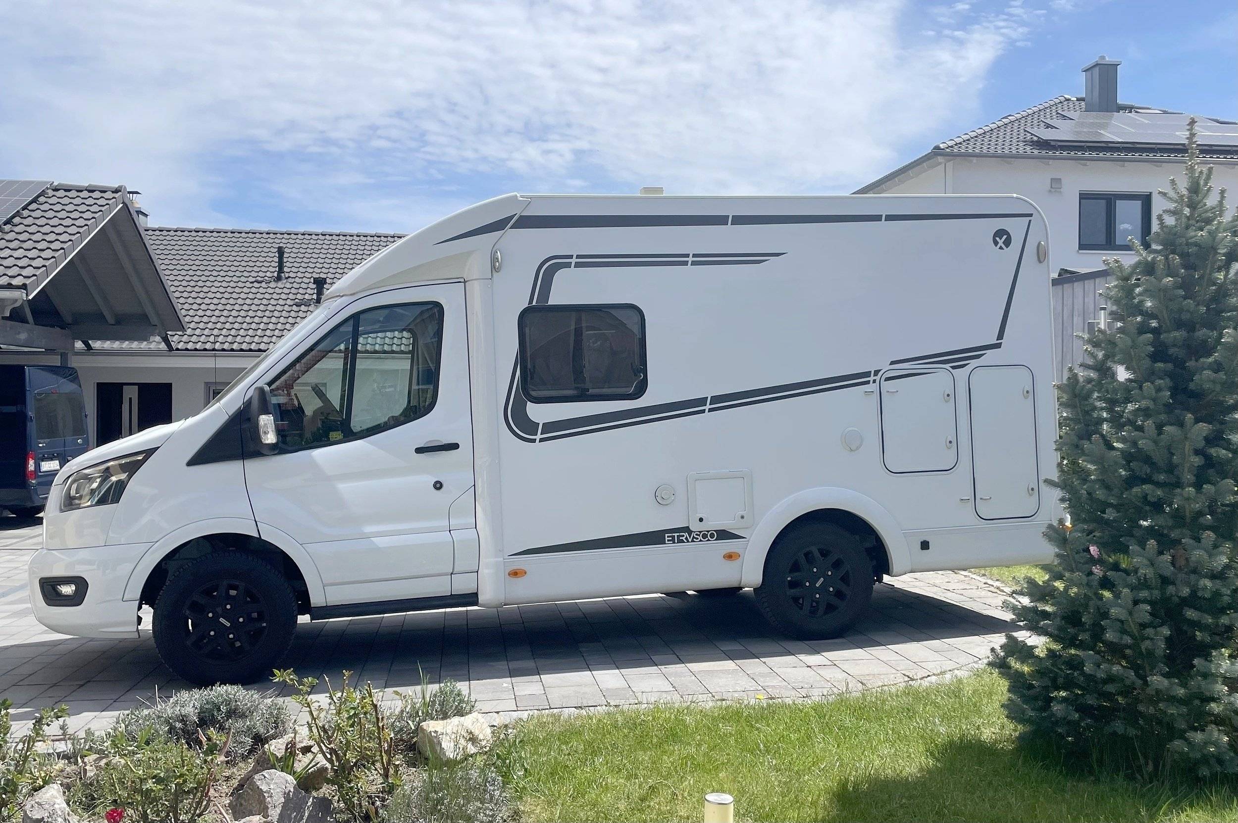Vista del vehículo ángulo delantero Ford Transit 2,0 l 130 ch - Yescapa