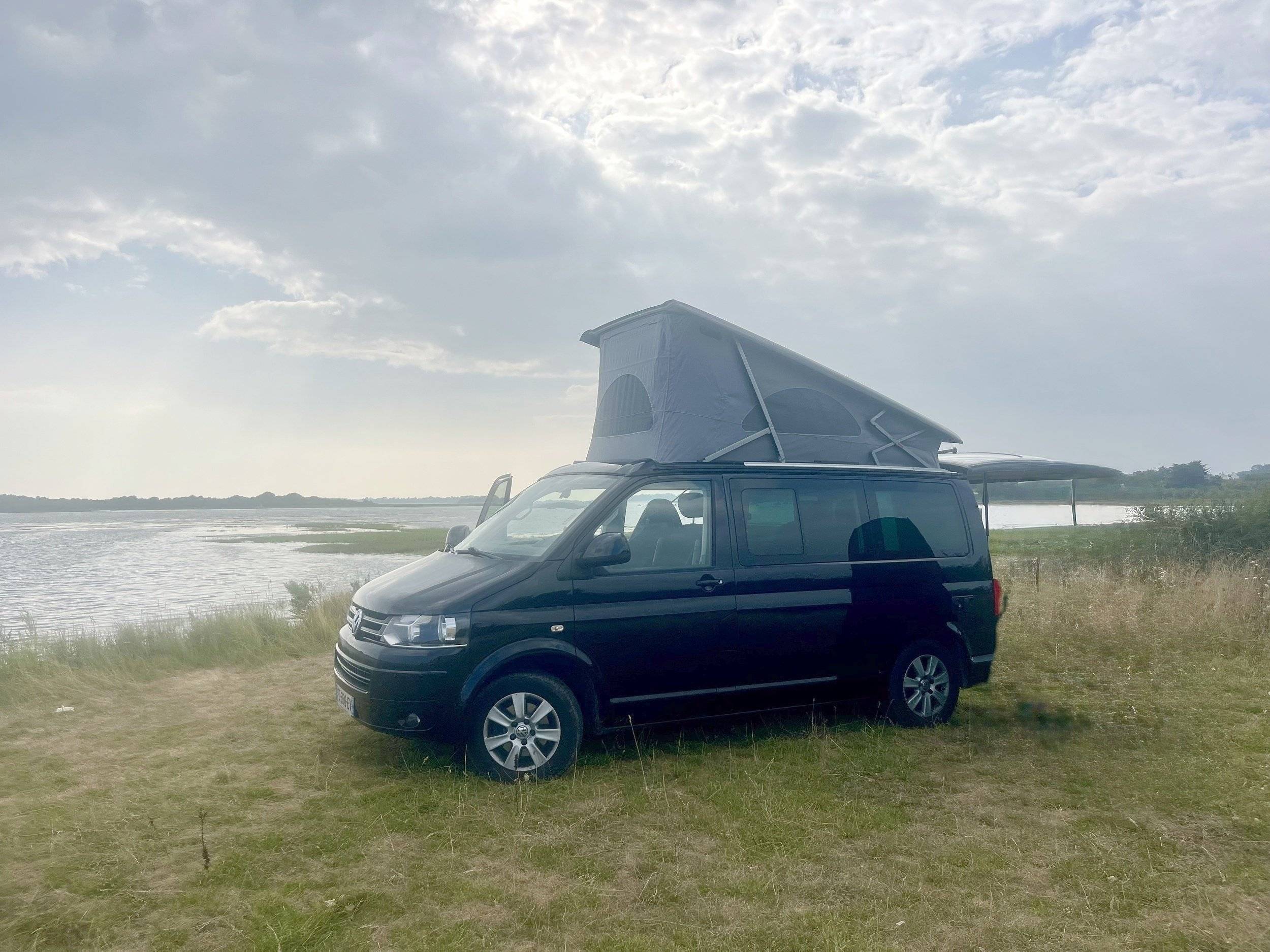 Vista de 3/4 Volkswagen T5 2 l 140 ch - Yescapa