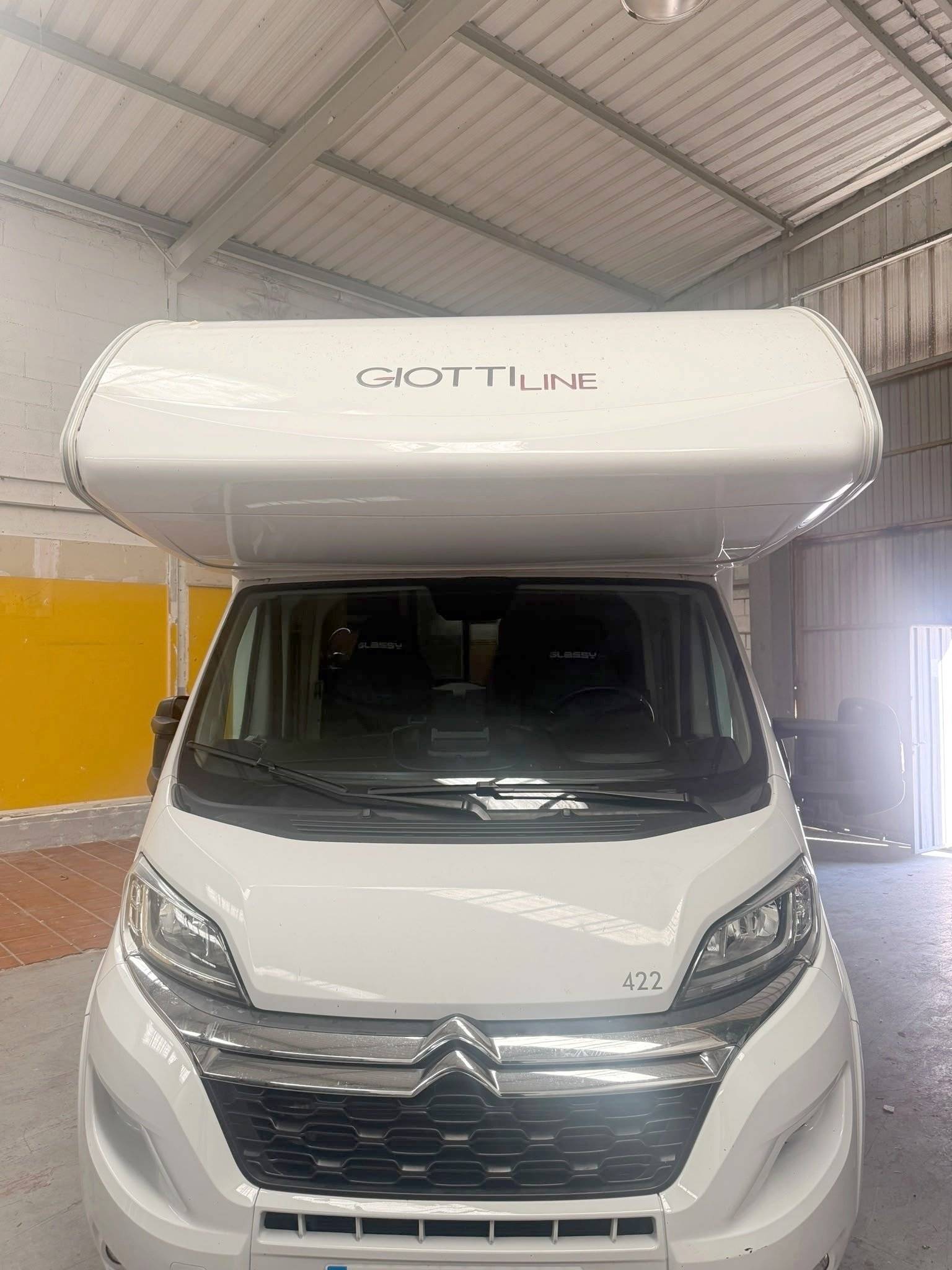 Vista del vehicle angle davanter Citroën 2.2L 140CV - Yescapa