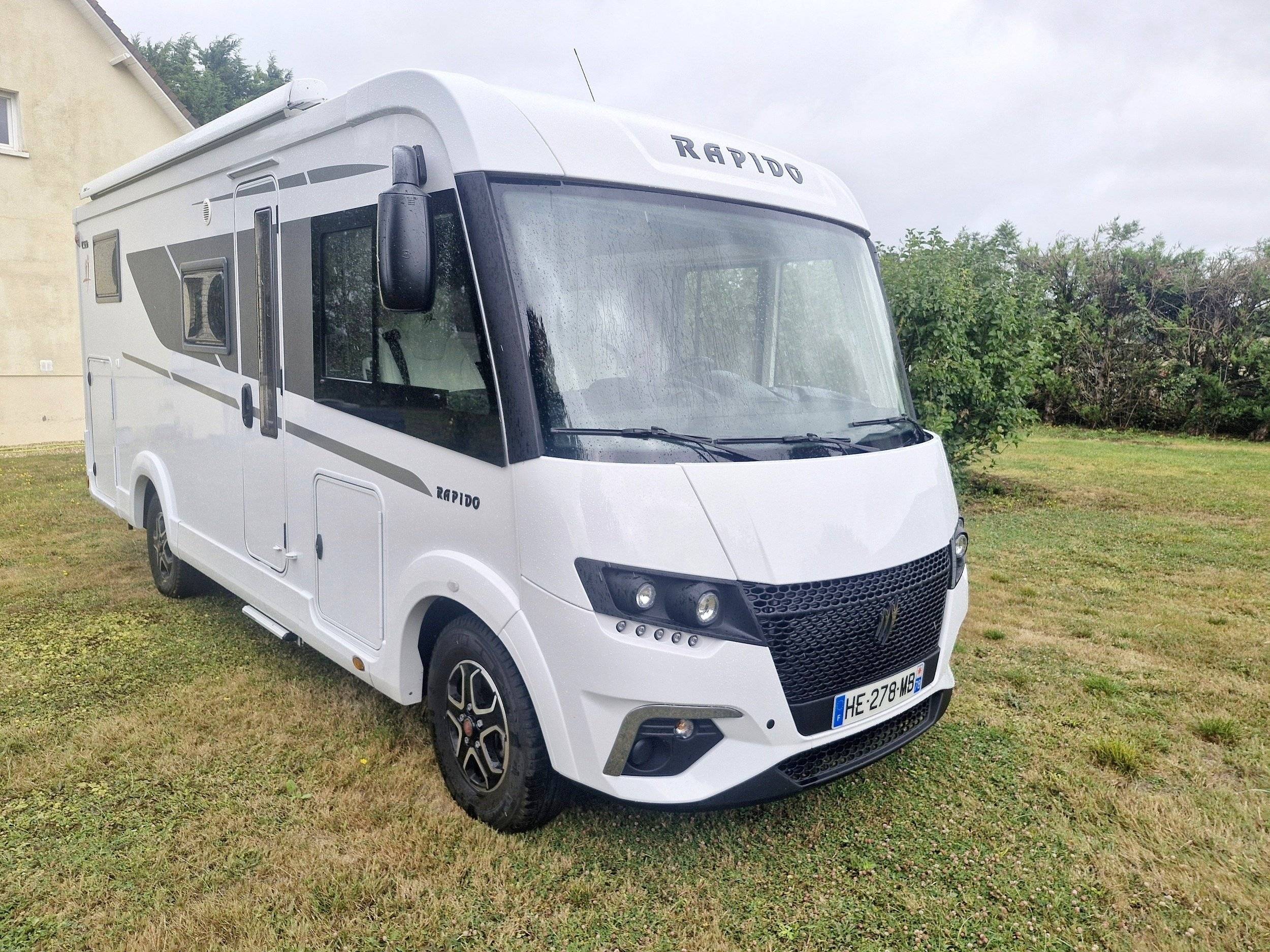 schräge Vorderansicht Fiat 2,2 L  140 Ch - Yescapa