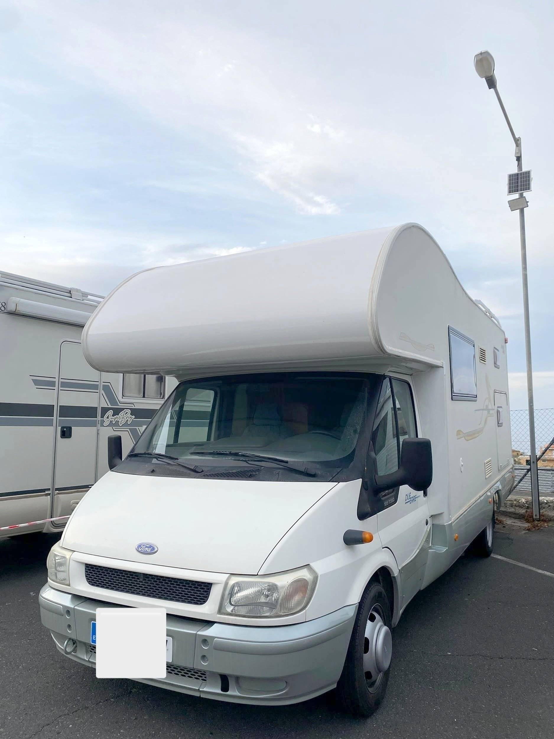 Vista del vehículo ángulo delantero  - Yescapa