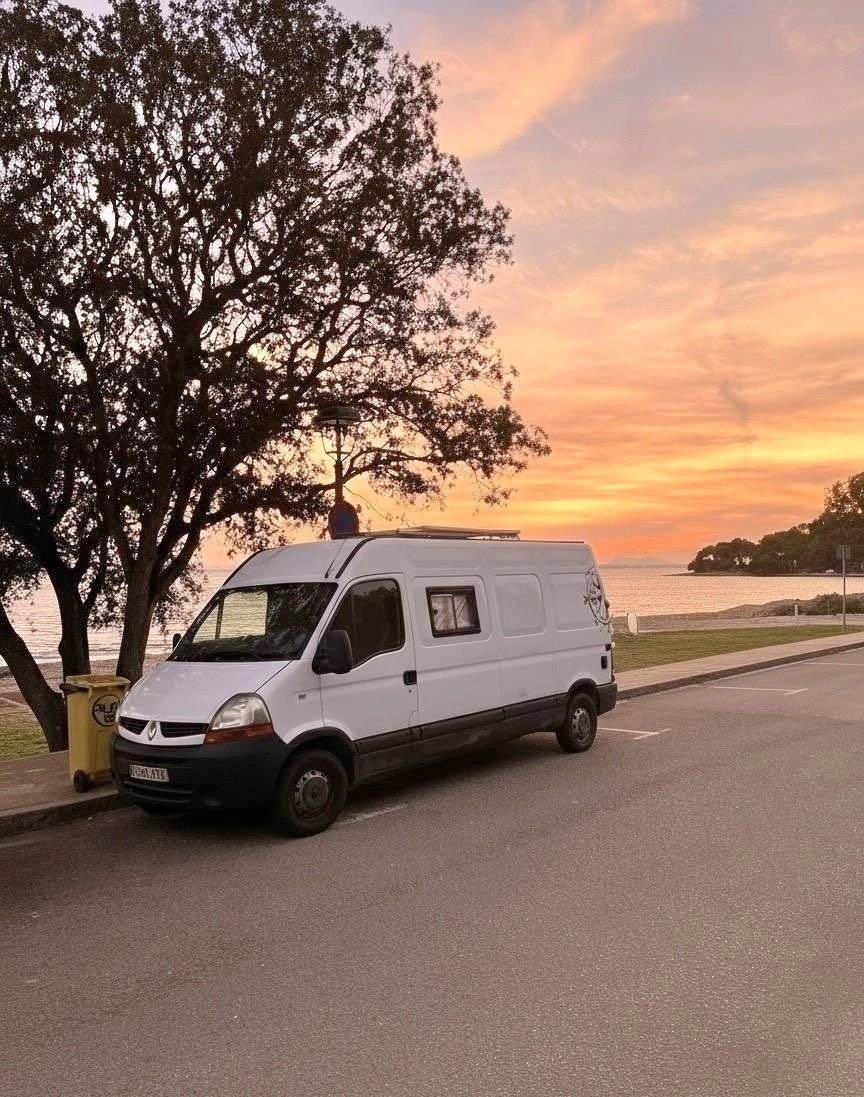 Vue avant de 3/4 Renault Master 2,5 l dCi 120 ch. - Yescapa