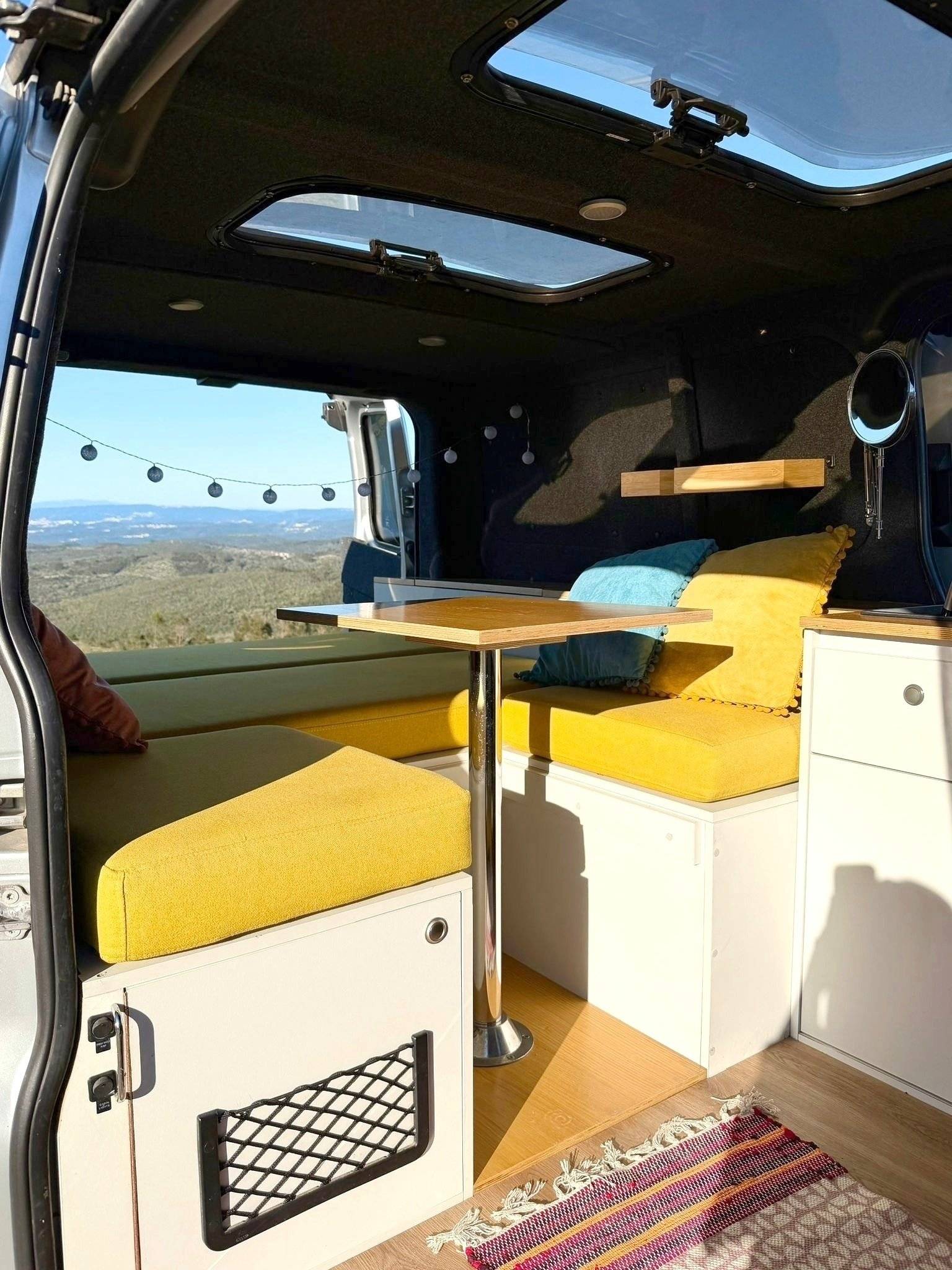 Dining Area Ford Transit Custom 2,0 l 130 ch - Yescapa