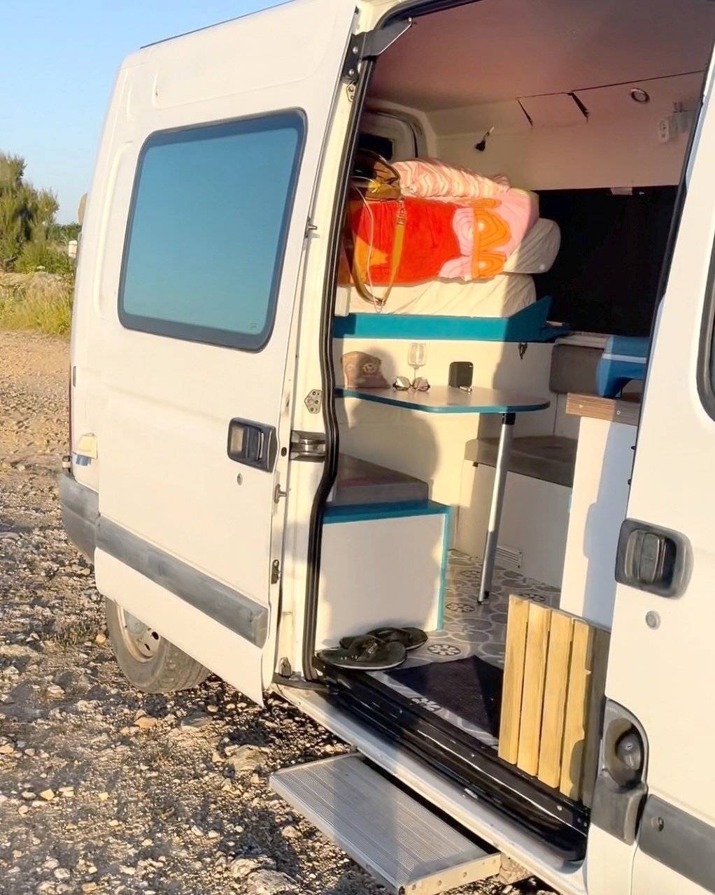 Dining area Renault Master 2,5 l dCi 120 ch. - Yescapa