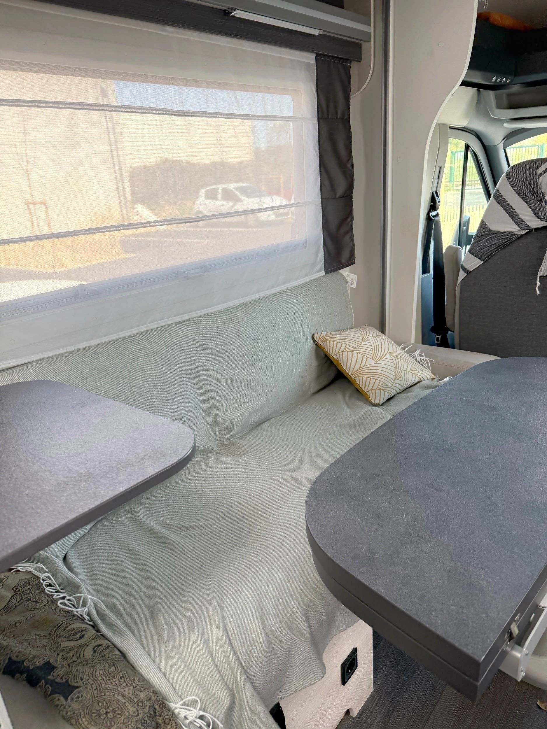 Dinette Ford 2.5 TD - Yescapa