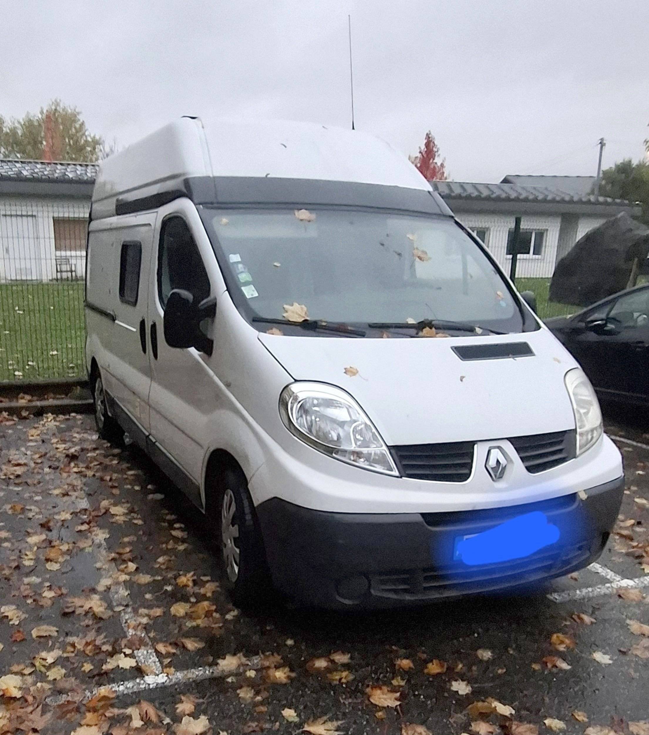 schräge Vorderansicht Renault Trafic 1,5 l dci 90 ch - Yescapa