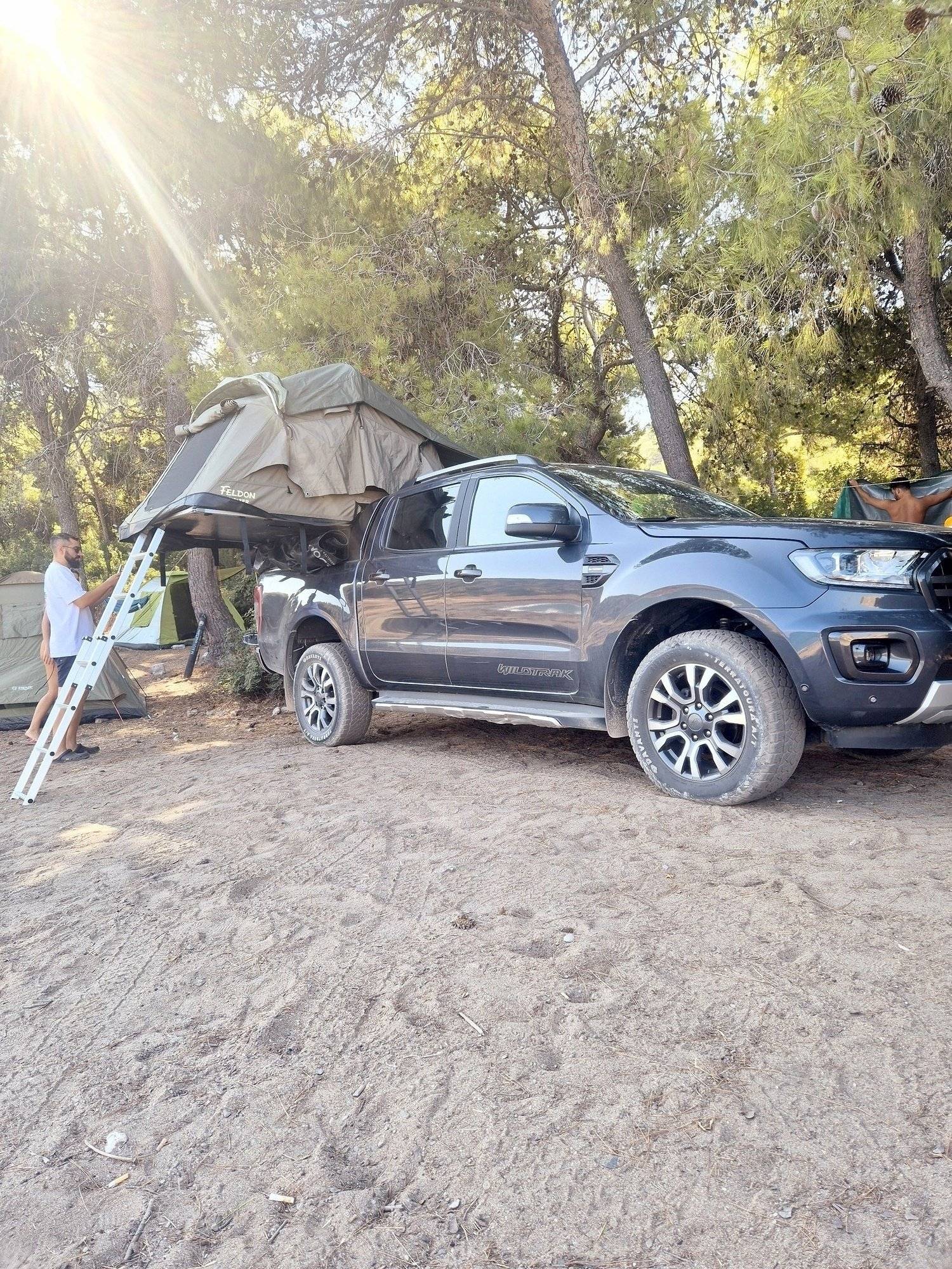 schräge Vorderansicht Ford RANGER WILDTRACK - Yescapa