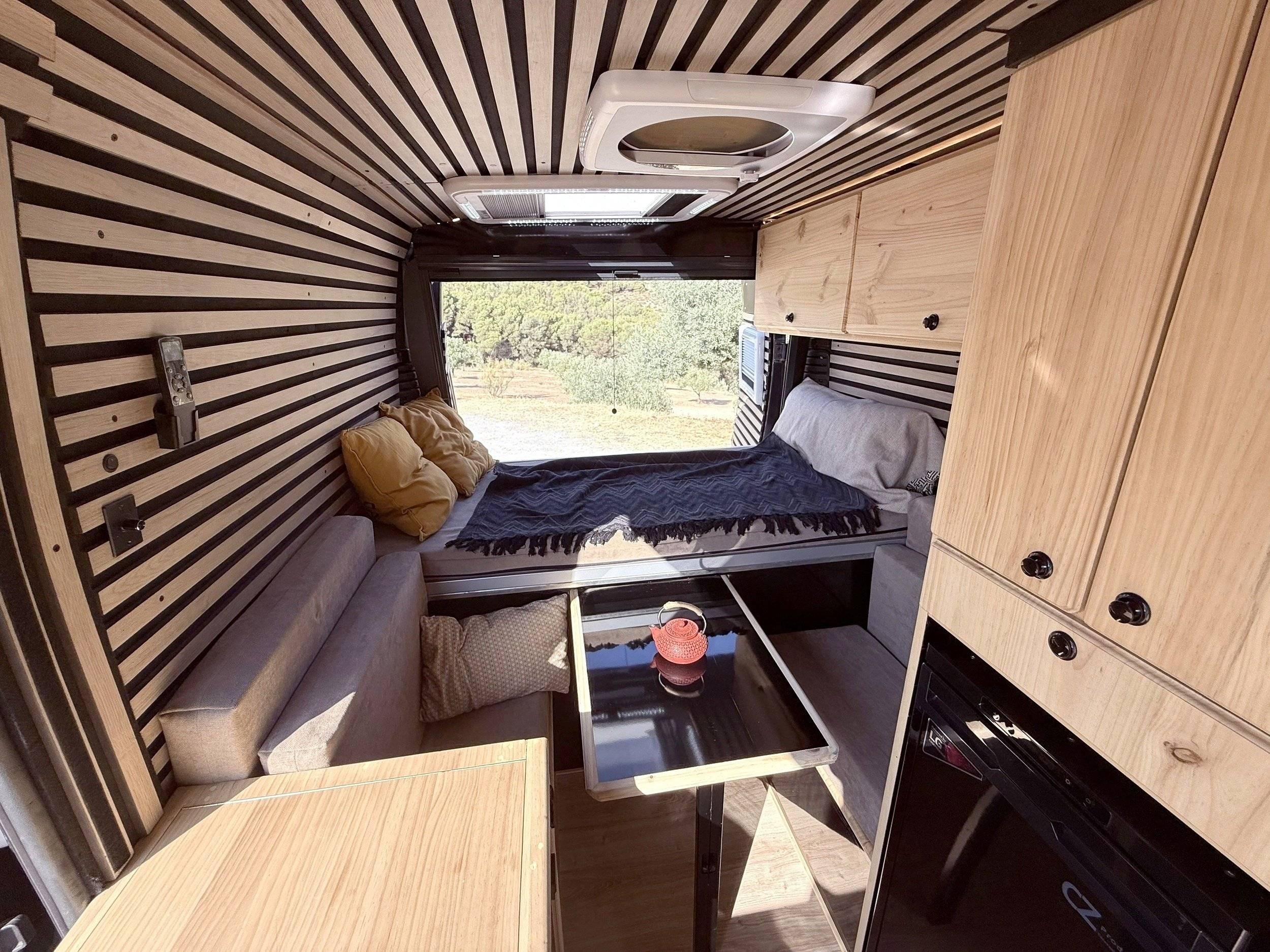 Dining Area Fiat Ducato 2,2 l Multijet 130 ch. - Yescapa