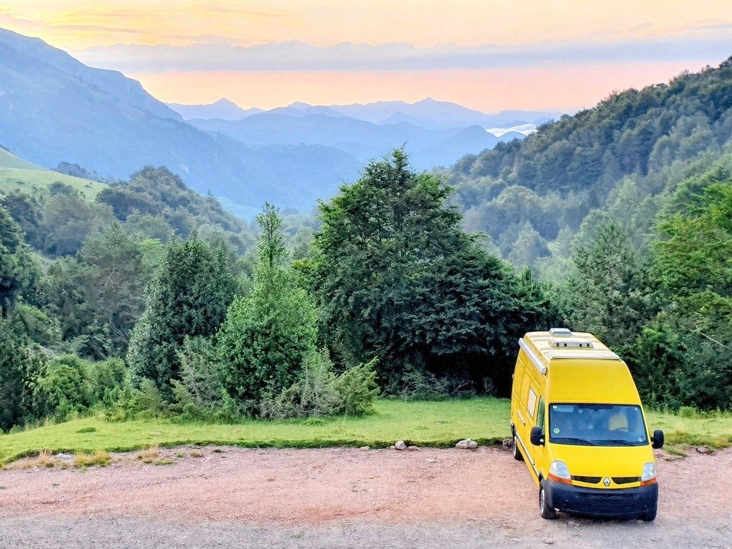 Vista frontale a ¾ Renault Master 2,3 l 145 ch - Yescapa